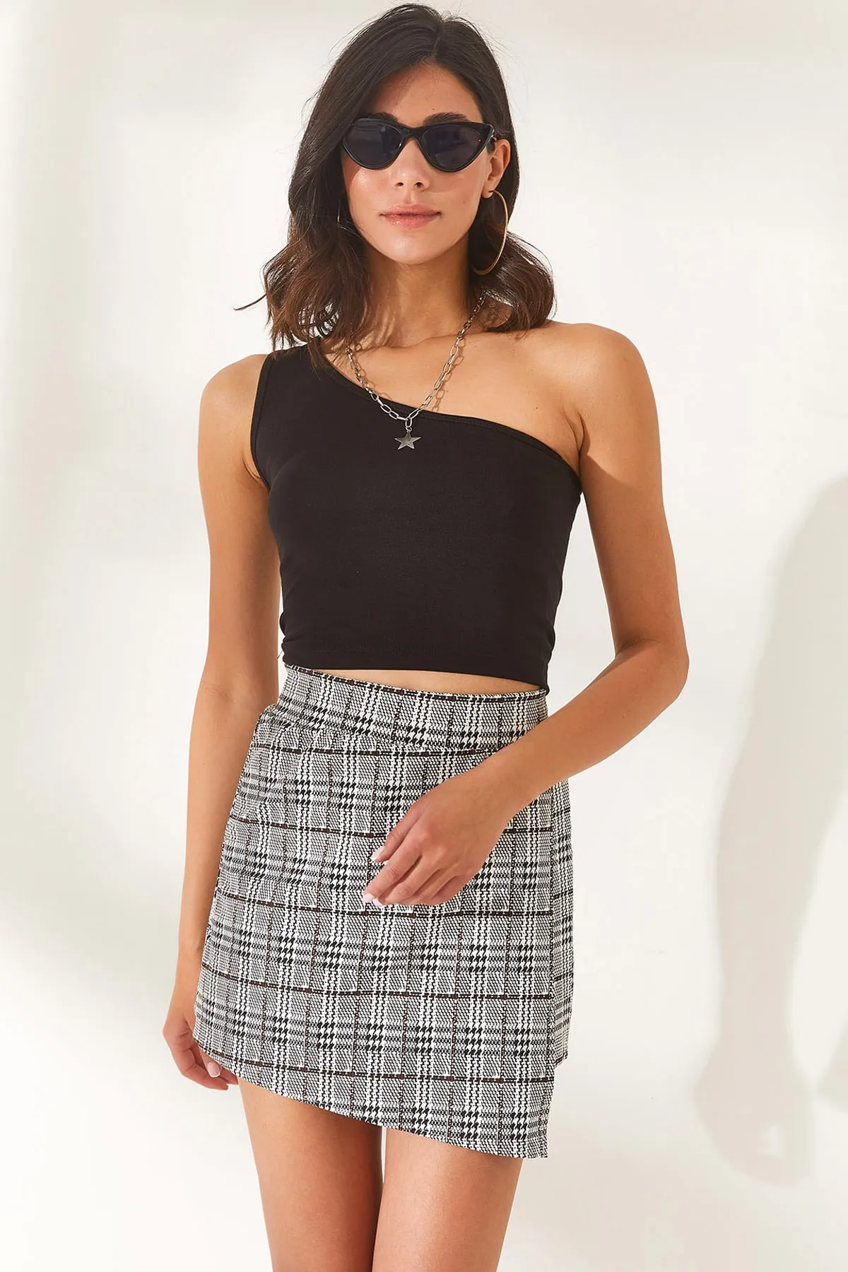 Olalook  Schwarzes Damen-Set aus Oberteil, Bluse, Unterteil, Rock und Shorts TKM-19000201
