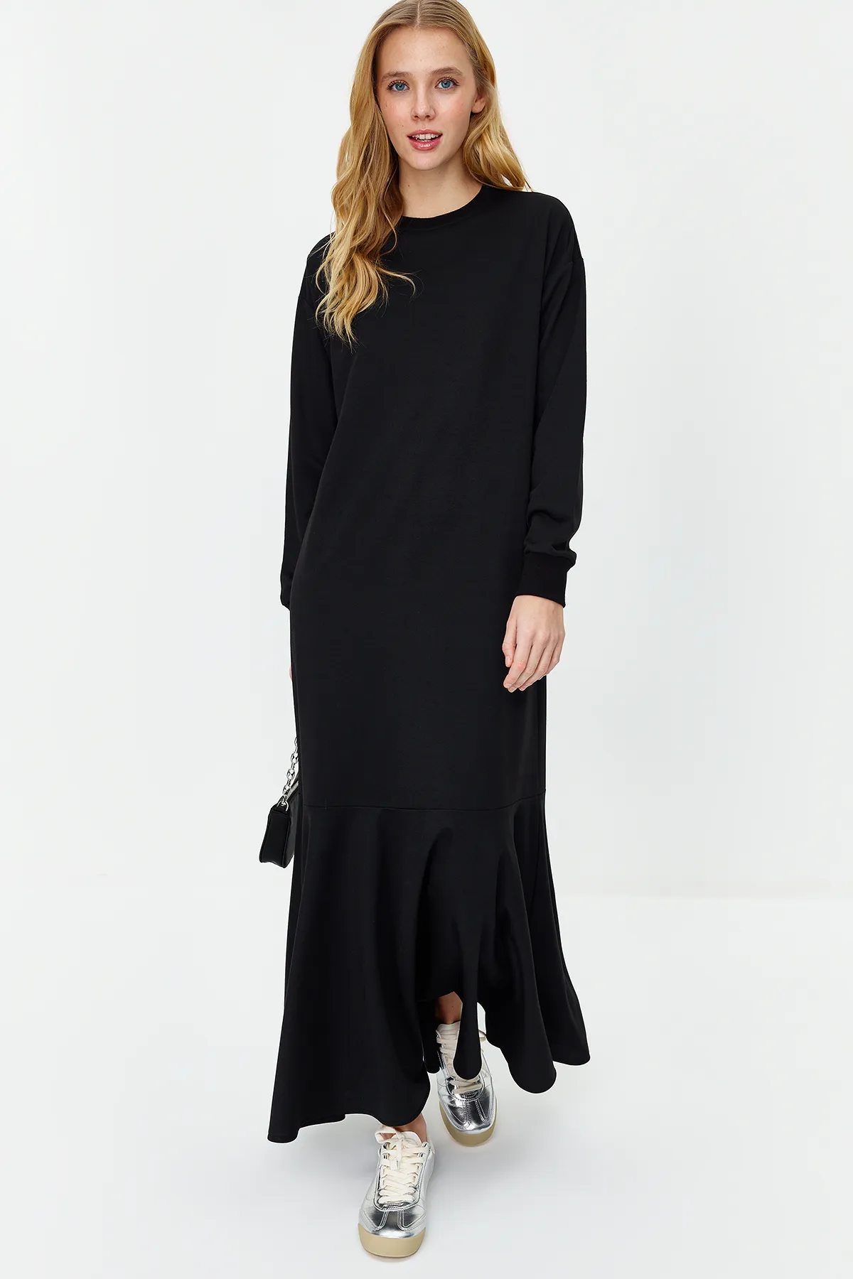 Trendyol Modest  Schwarzes Volant-Strickkleid mit Rundhalsausschnitt und Rock TCTSS22EB0219