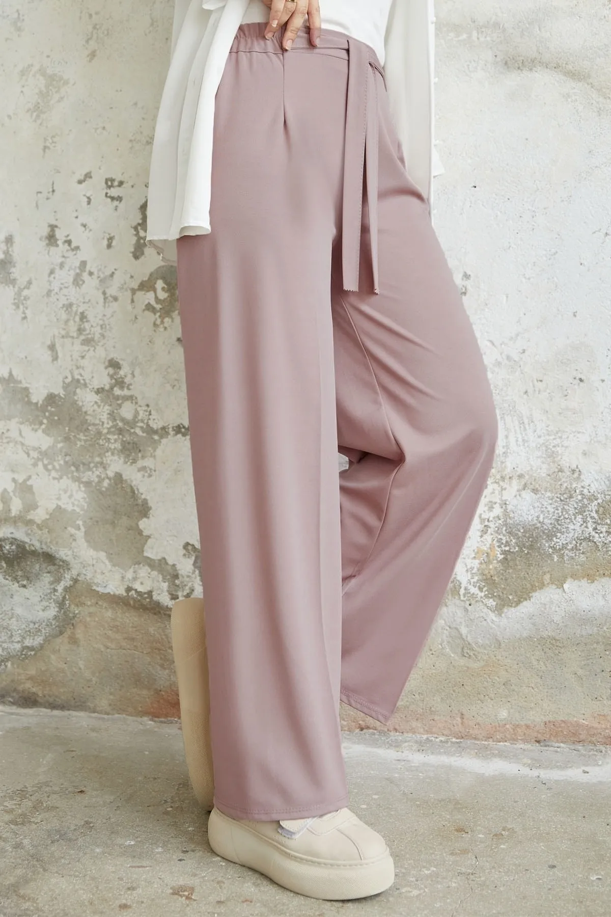 InStyle  Lockere Scuba-Hose mit Gürtel in der Taille – Dusty Rose