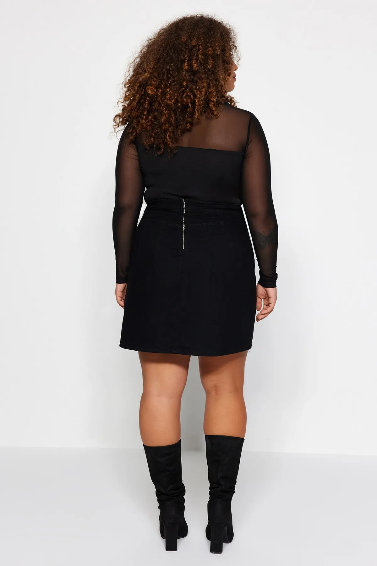 Trendyol Curve  Schwarzer Jeansrock mit Accessoire-Details TBBAW24AZ00012