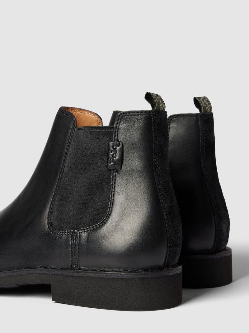 Chelsea Boots aus Leder mit elastischen Einsätzen in schwarz