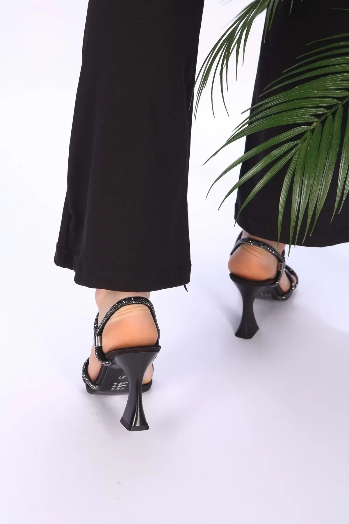 Shoeberry  Damen-Hausschuhe und -Schuhe Teyna aus schwarzem Satin mit geripptem Stein und Absatz