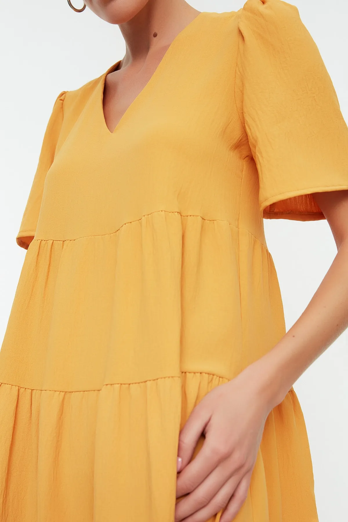 Trendyol Collection  Senffarbenes, weit geschnittenes, gewebtes Kleid TWOSS20EL0400