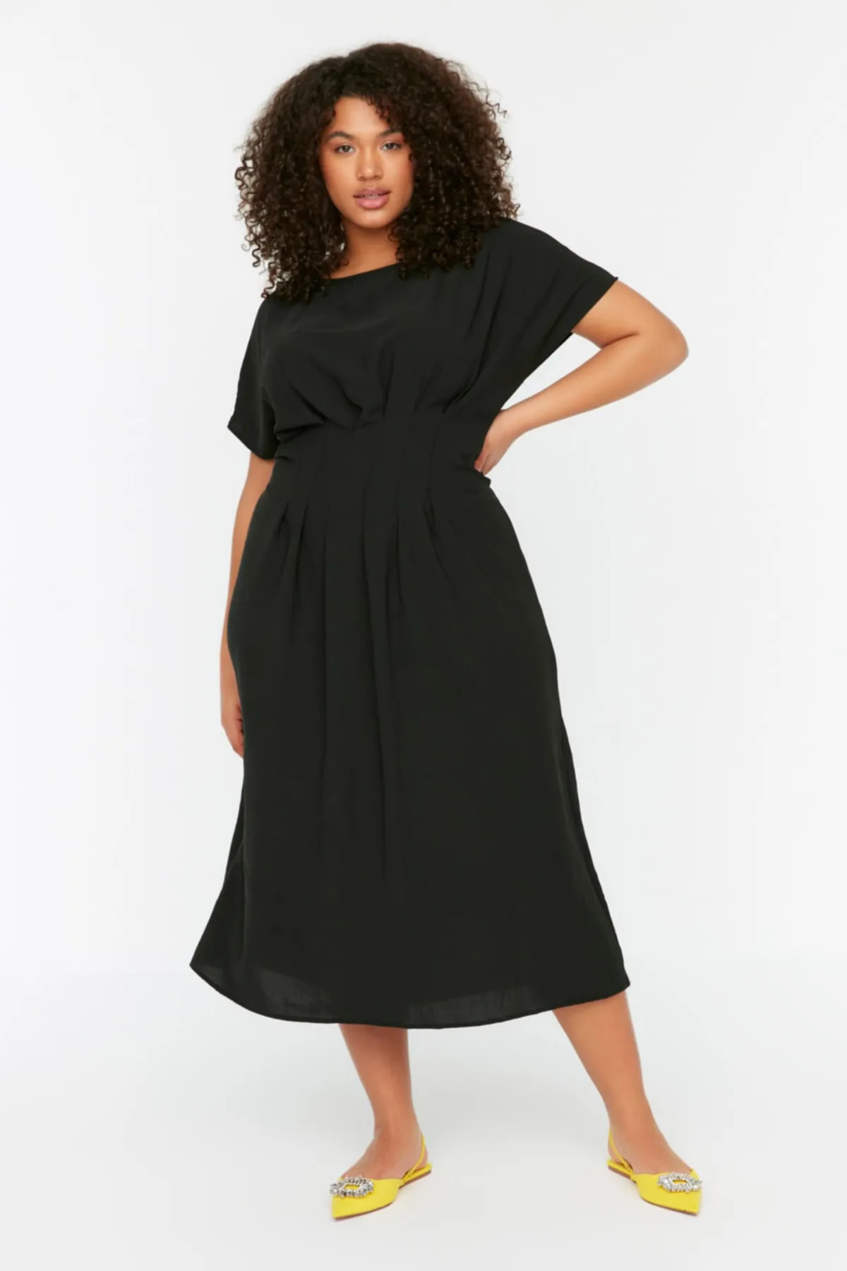 Trendyol Curve  Schwarzes Kleid mit gewebter Taille und Detail TBBSS22EL1713