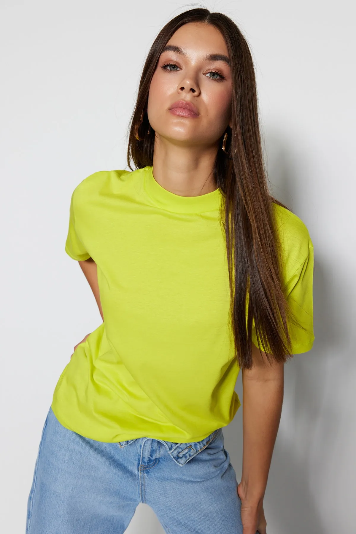 Trendyol Collection  Ölgrünes Basic-Strick-T-Shirt mit Stehkragen aus 100 % Baumwolle TWOAW20TS0096