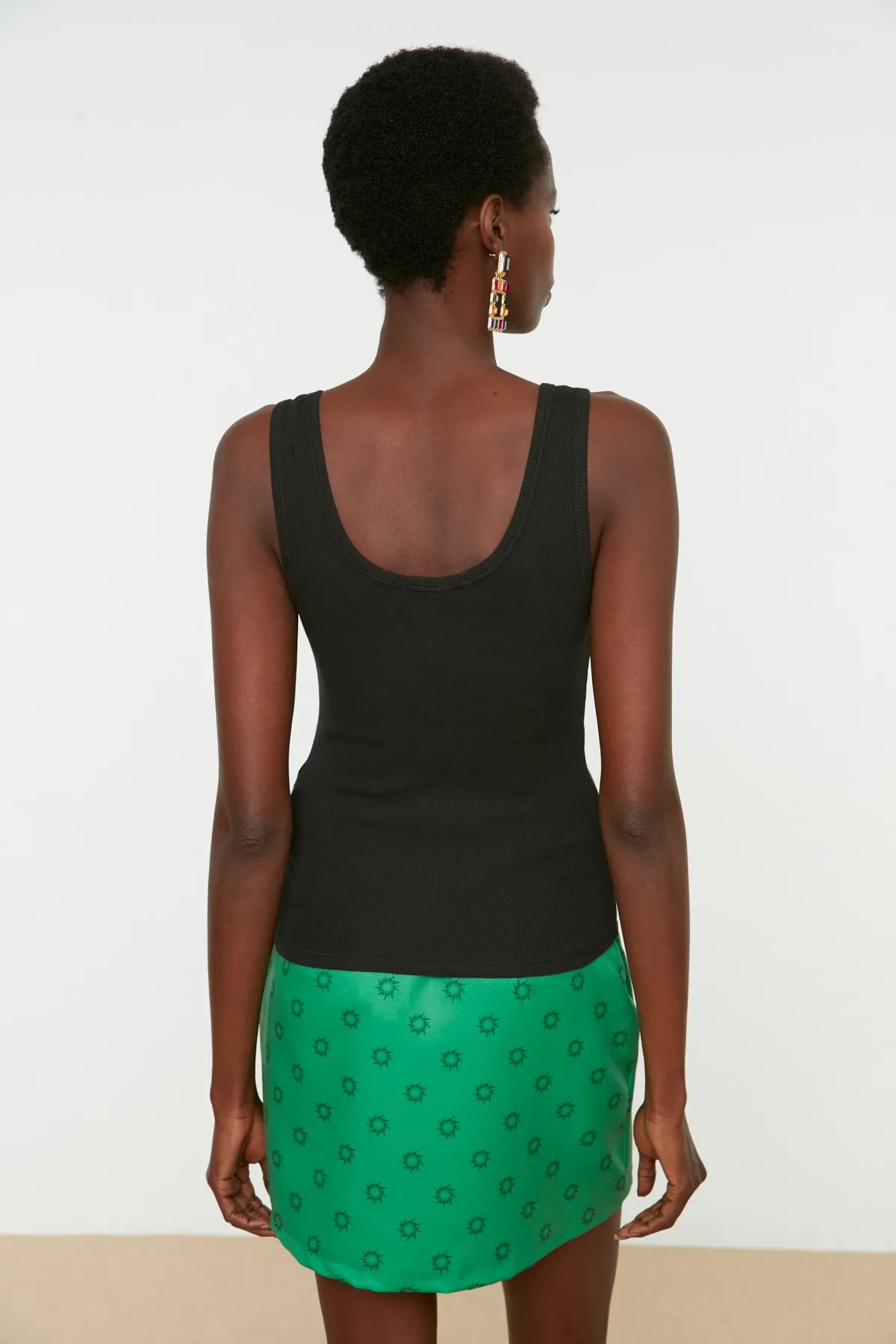 Trendyol Collection  Schwarzes, tailliertes, geripptes, dehnbares Strick-Unterhemd mit Pool-Ausschnitt TWOSS22AL0042