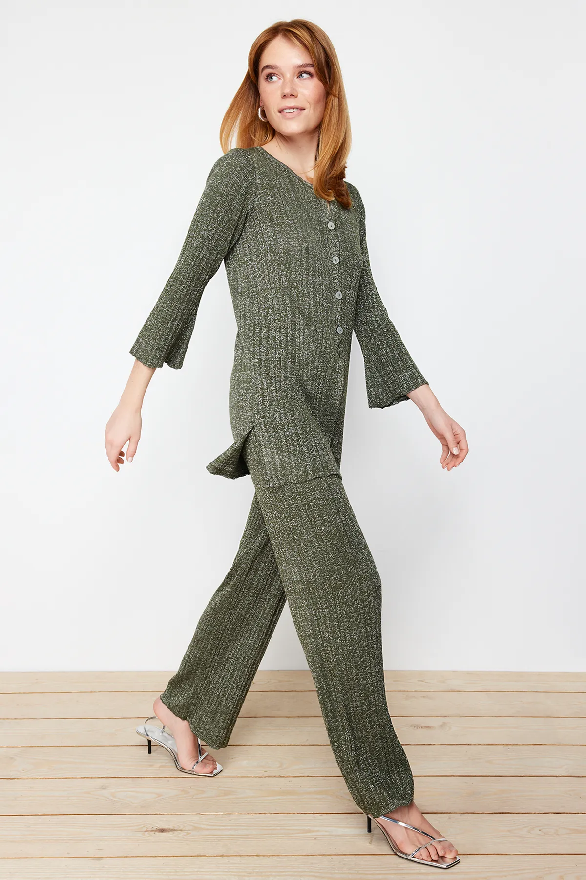 Trendyol Collection  Khakifarbenes Glitzer-Cardigan-Hosen-Set aus Strickoberteil und -unterteil TWOSS24AU00007