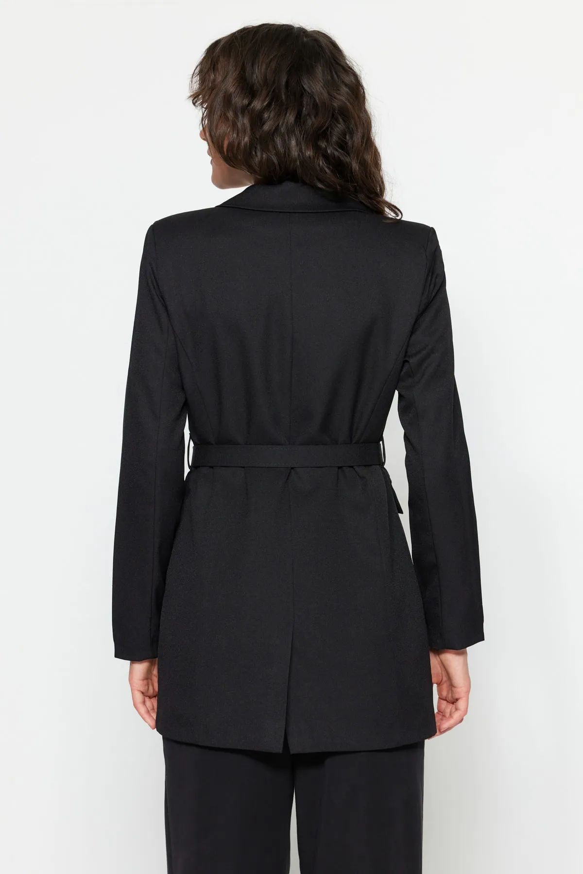 Trendyol Modest  Schwarze, gefütterte Webjacke mit Gürtel TCTSS23CK00007
