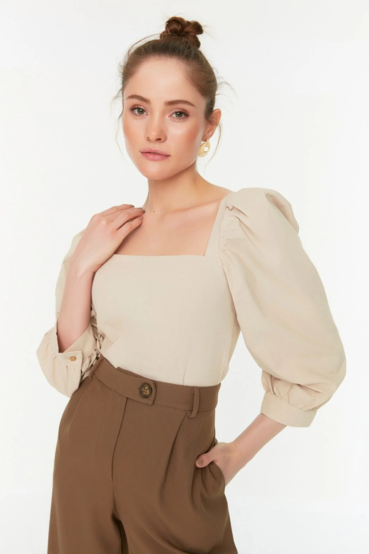 Trendyol Collection  Nerzfarbene, gewebte Bluse mit Ballonärmeln und quadratischem Ausschnitt TWOAW21BZ0210