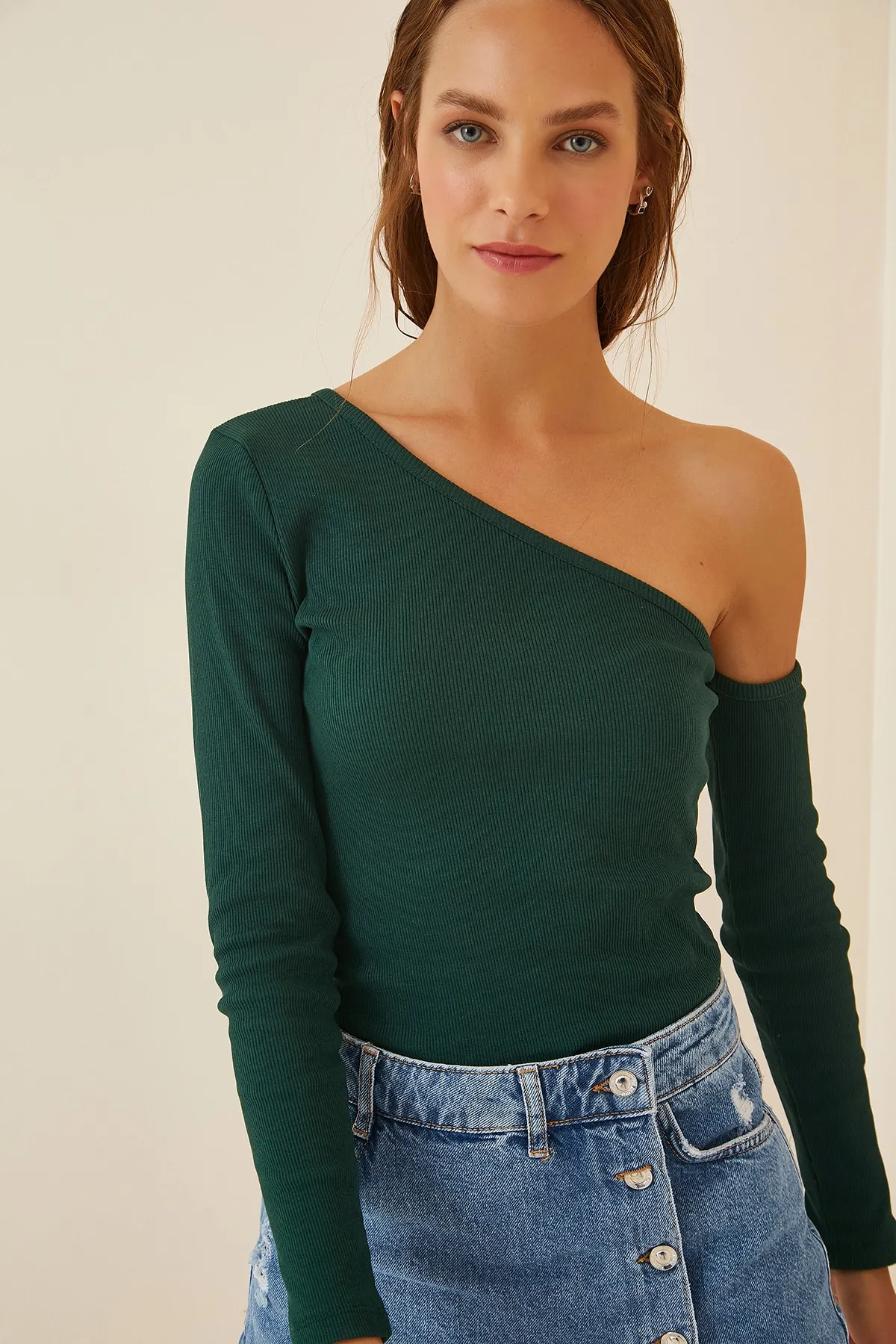 Happiness İstanbul  Grüne Damen-Strickbluse aus Cord mit offenen Schultern TG00011