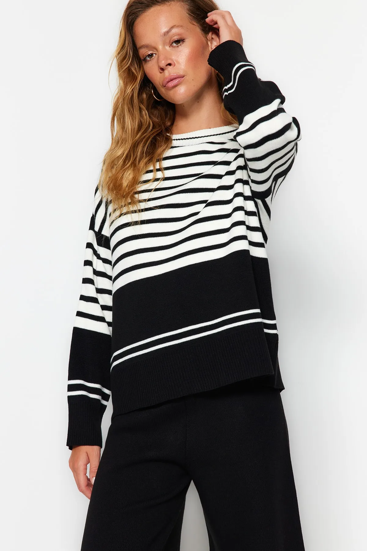 Trendyol Collection  Schwarzes Strickoberteil und -unterteil im weiten Schnitt TWOAW24AU00041