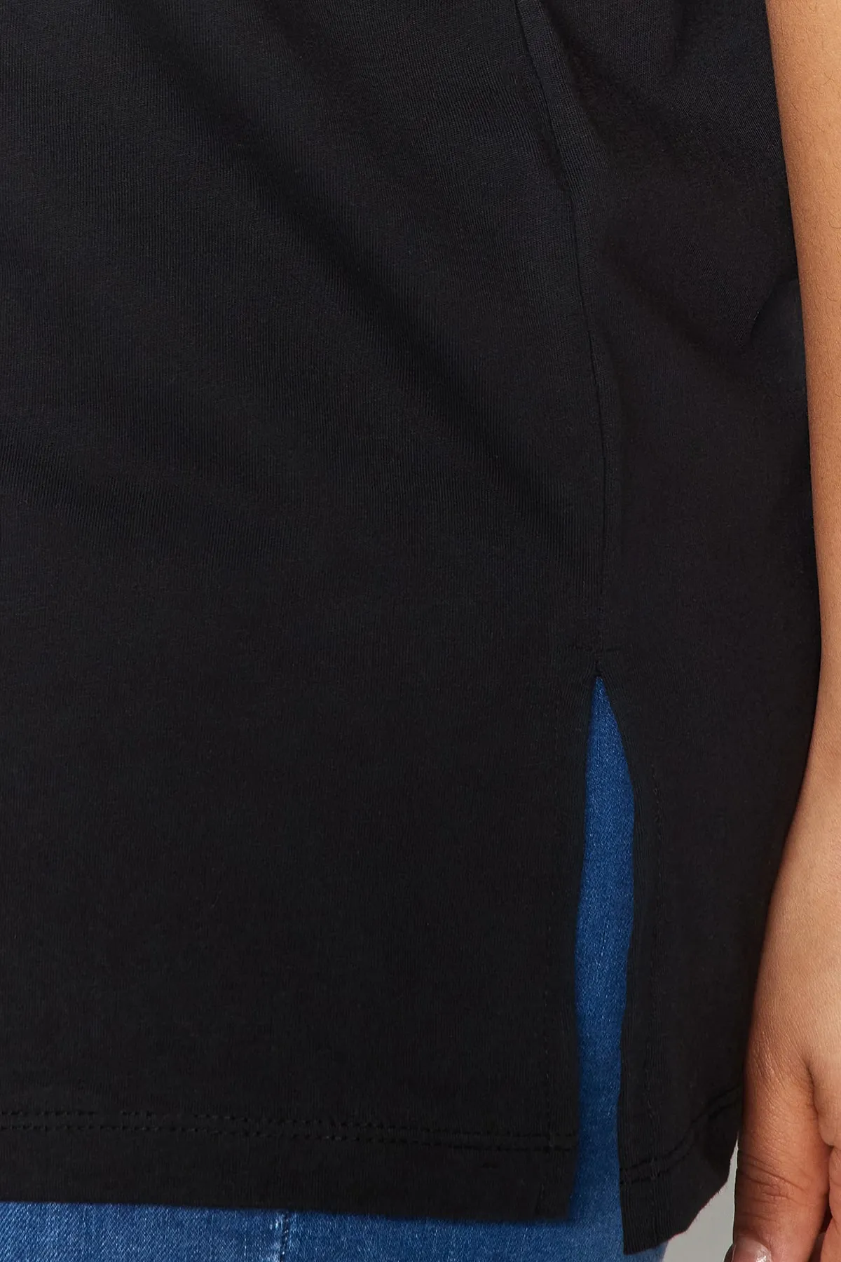 Trendyol Curve  Schwarzes, benzinfarbenes Boyfriend-Strick-T-Shirt mit Rundhalsausschnitt und Schlitz TBBSS22BF0031