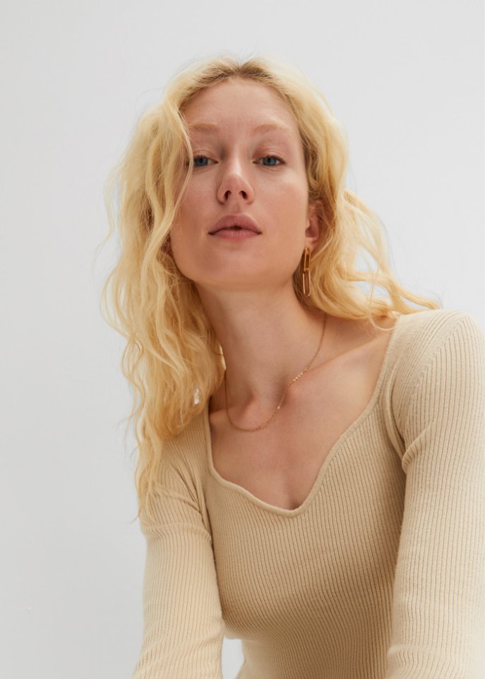 Pullover mit Herzauschnitt