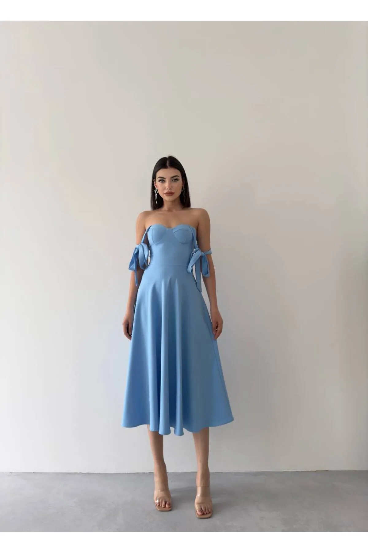 SONREİR  MIDIKLEID MIT HOSENTRÄGERBINDUNG UND HERZKRAGEN