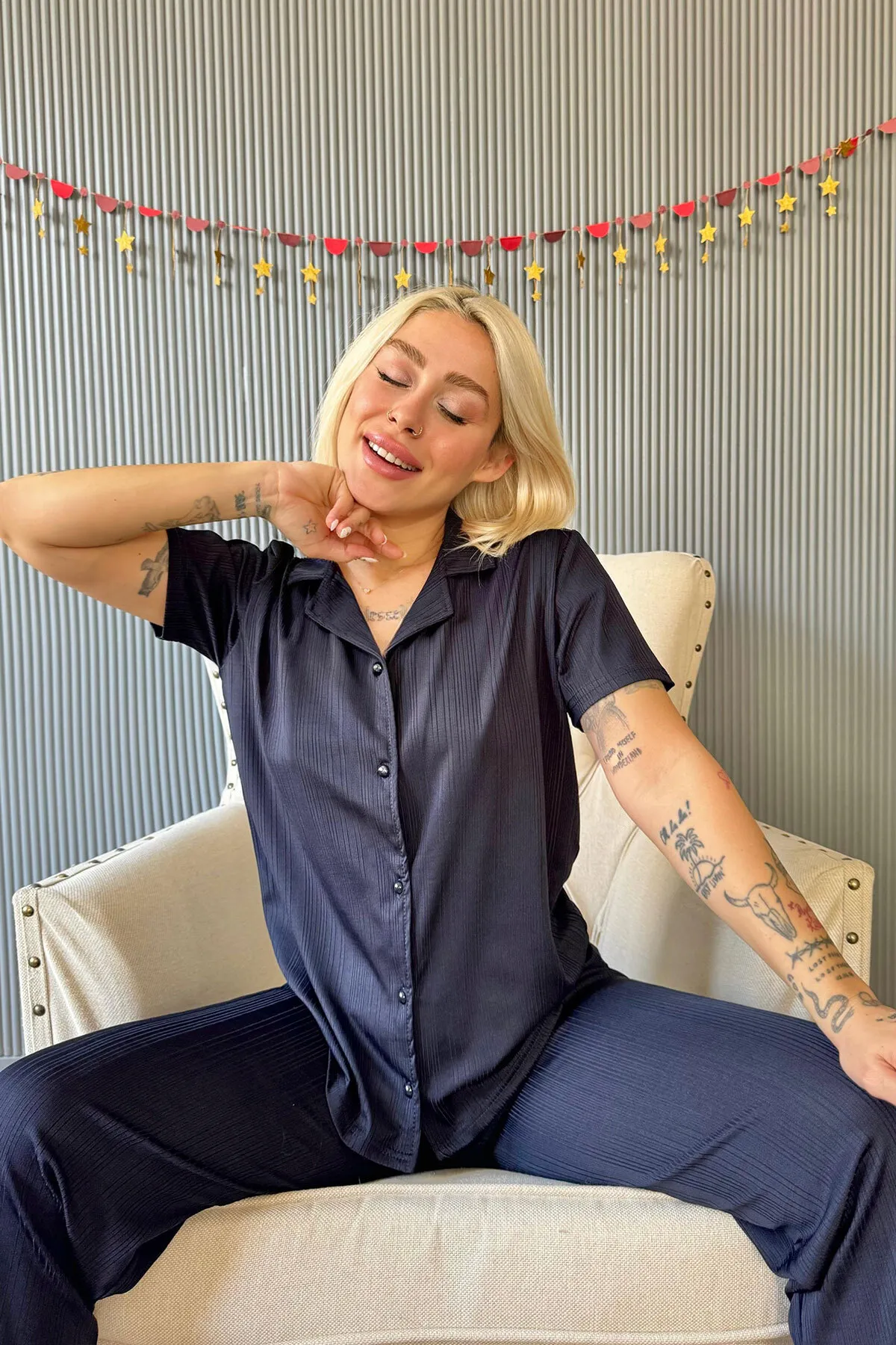 Pijamaevi  Marineblaues gestricktes Damen-Pyjama-Set mit kurzen Ärmeln und Knöpfen vorne