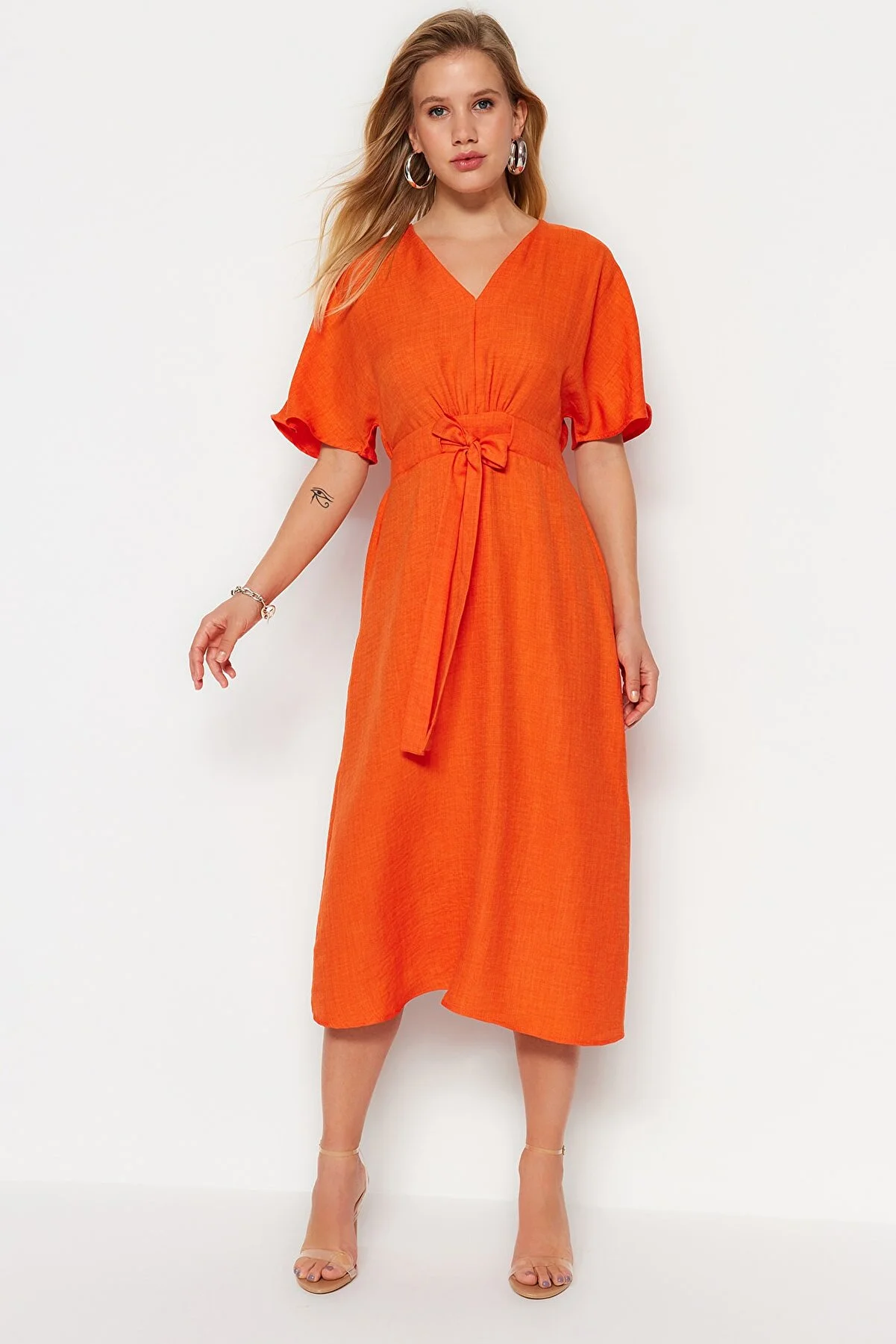 Trendyol Collection  Orangefarbenes Midi-Webkleid in A-Linie/Glockenform mit Schnürung TWOSS23EL01543