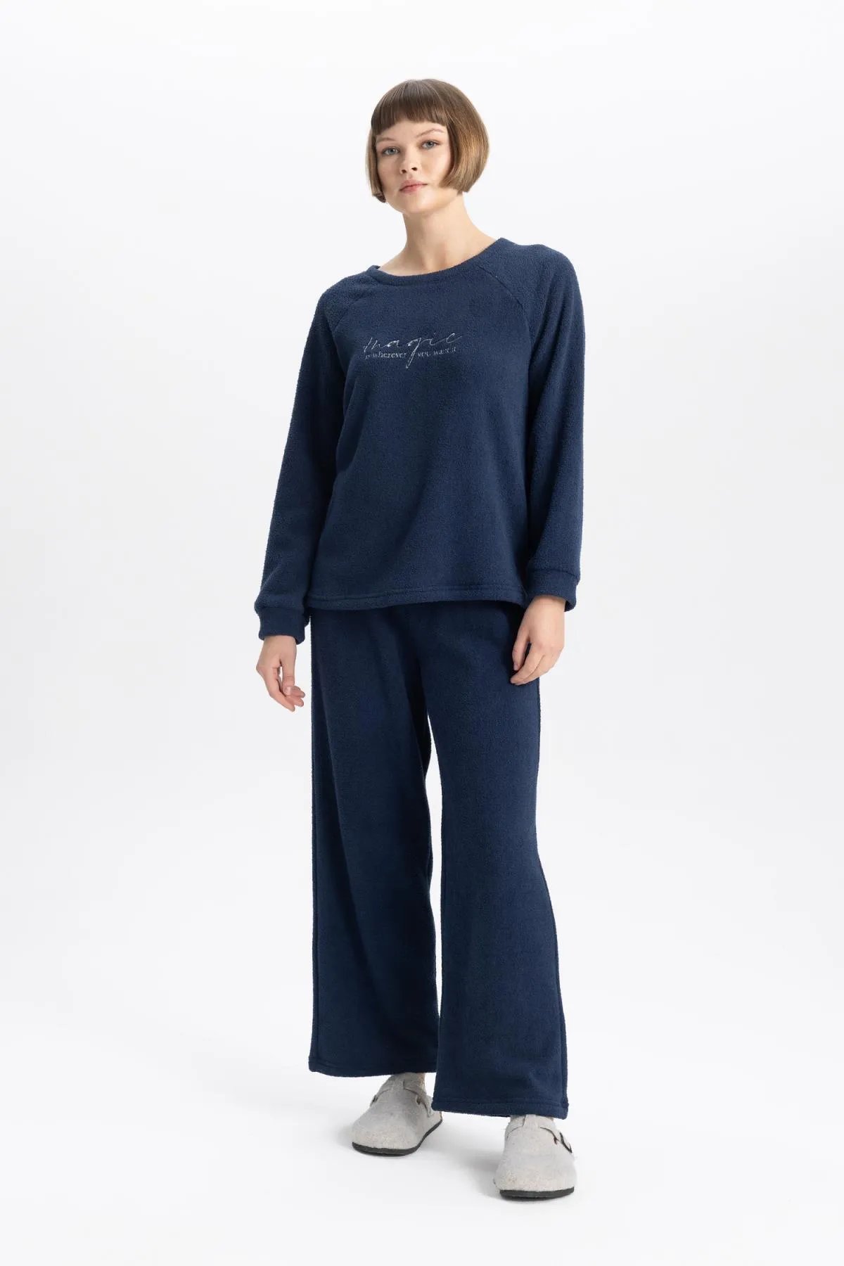 DeFacto  Verlieben Sie sich in ein langärmliges Pyjama-Set mit normaler Passform