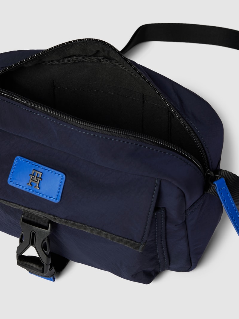 Umhängetasche mit Label-Details Modell 'UTILITY' in dunkelblau