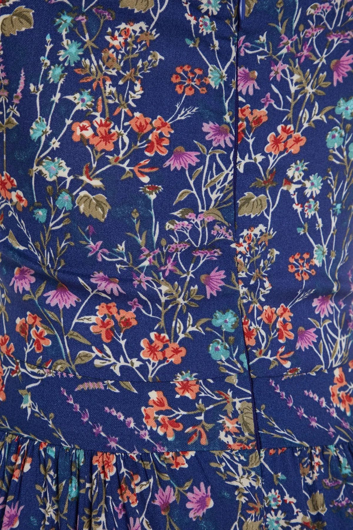 Trendyol Collection  Blaues A-Linien-Kleid aus gewebter Viskose mit Blumendruck und quadratischem Ausschnitt TWOSS20EL3331