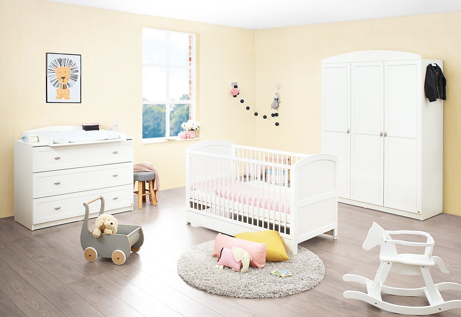 Pinolino® Babyzimmer-Komplettset Laura, breit groß, (Set, 3-St., Kinderbett, Schrank, Wickelkommode), mit Kinderbett, 3-trg. Schrank und breiter Wickelkommode