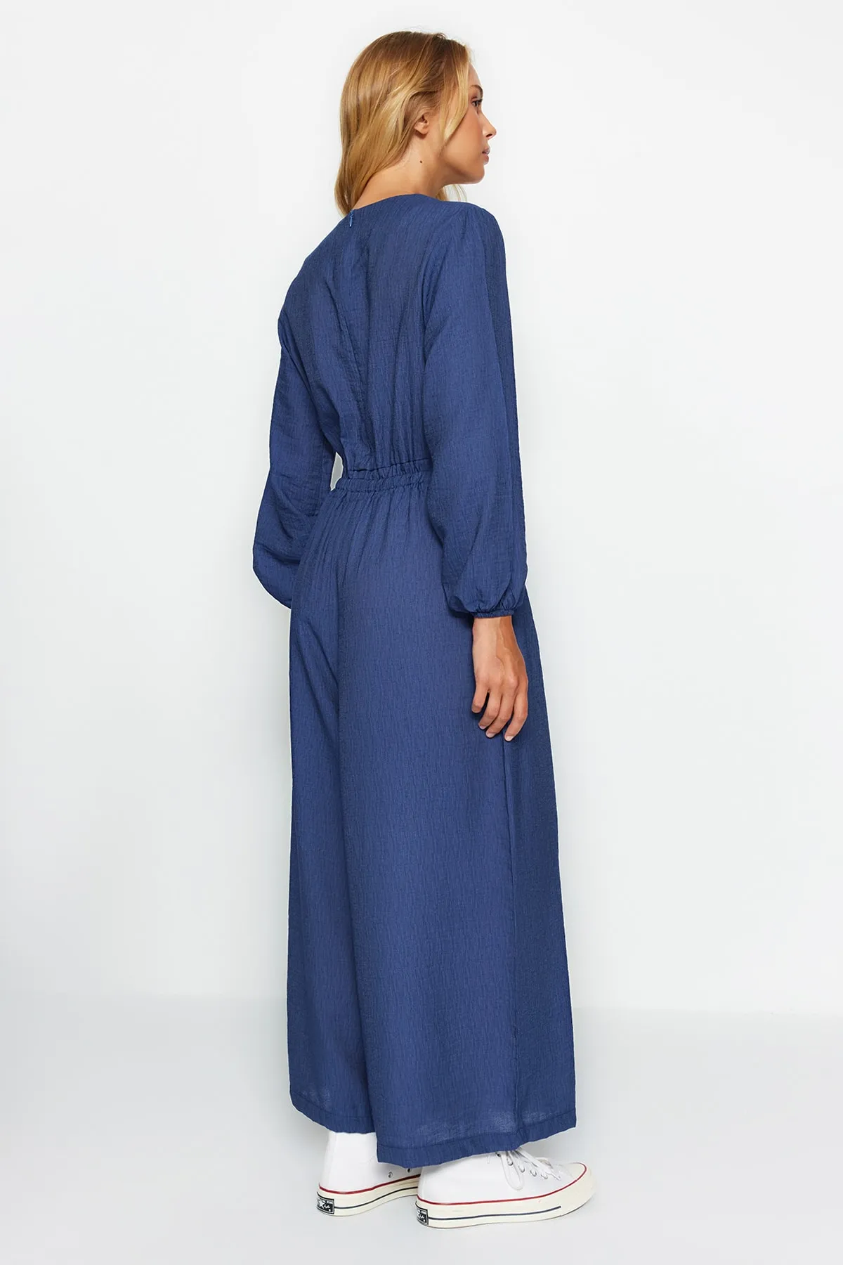 Trendyol Modest  Indigofarbener Overall mit Rundhalsausschnitt, elastischer Taille, entspanntem Schnitt und weitem Bein TCTSS21TU0206