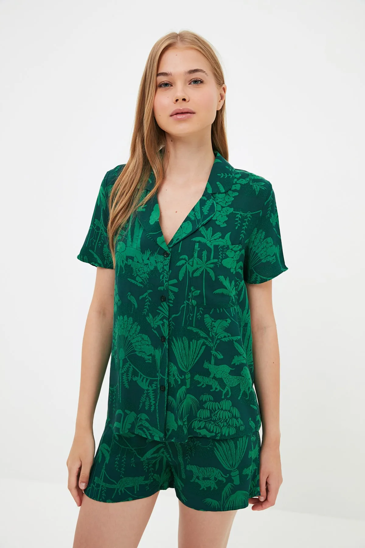 Trendyol Collection  Grünes Pyjama-Set aus Viskose mit detailliertem Aufdruck und Hemd und Shorts THMSS21PT1032