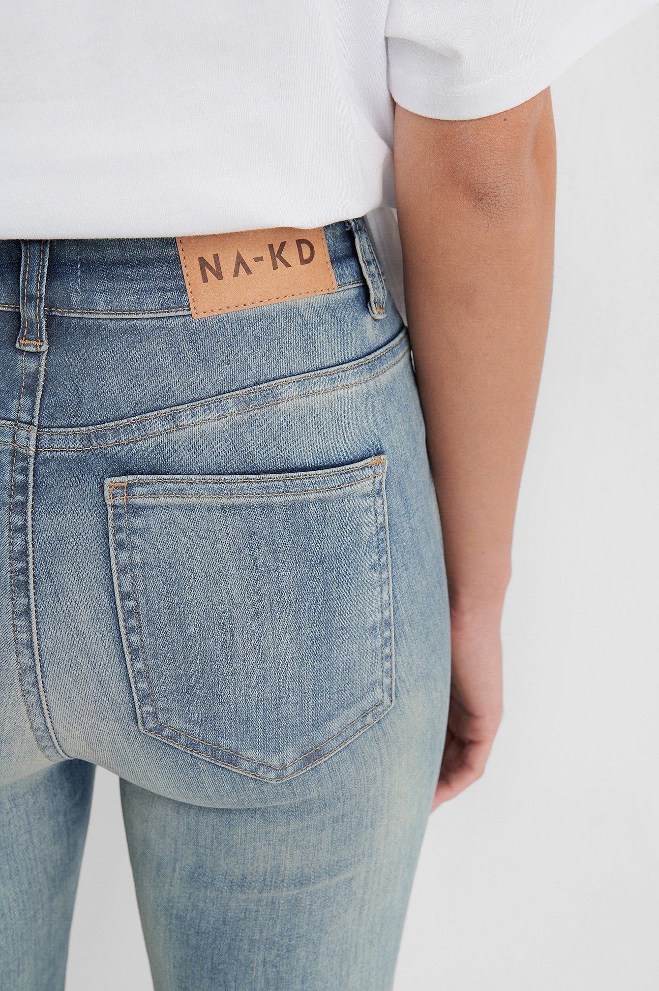 Skinny-Jeans mit hoher Taille und rohem Saum