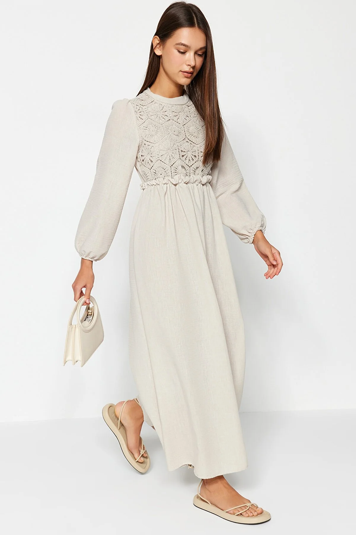 Trendyol Modest  Ecrufarbenes, gewebtes Kleid mit Guipure-Detail TCTAW24EB00110