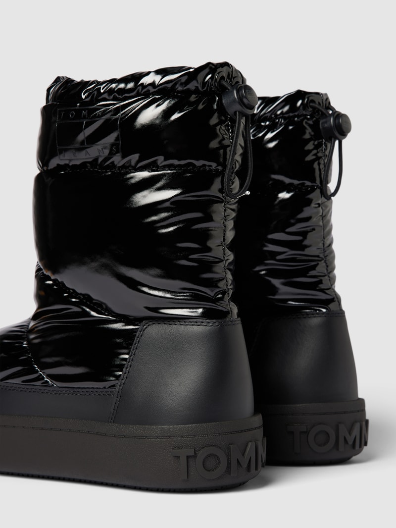 Boots mit Steppnähten und Label-Detail in schwarz