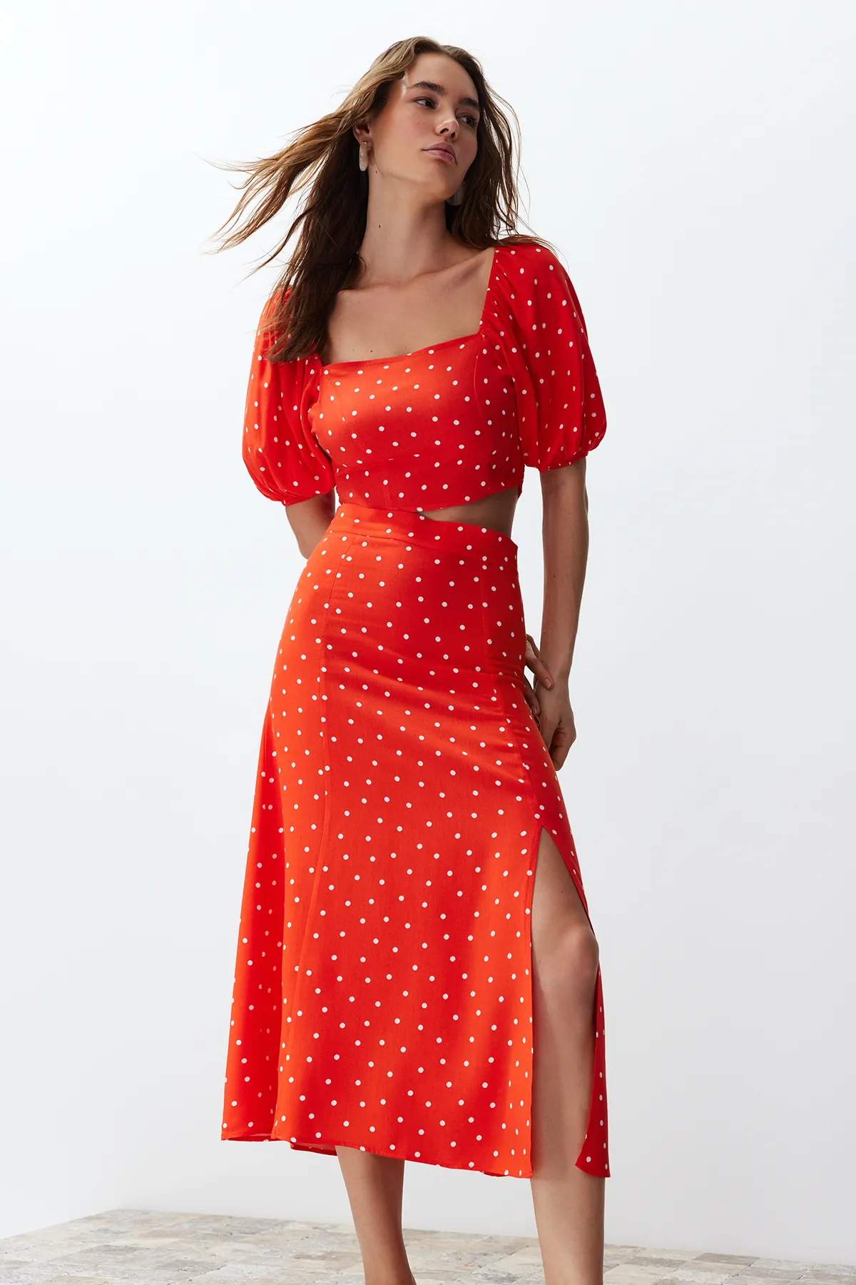 Trendyol Collection  Midi-Set aus Viskosegewebe mit gepunktetem Unterteil und Oberteil mit Fliesenschlitz TWOSS20AU0097
