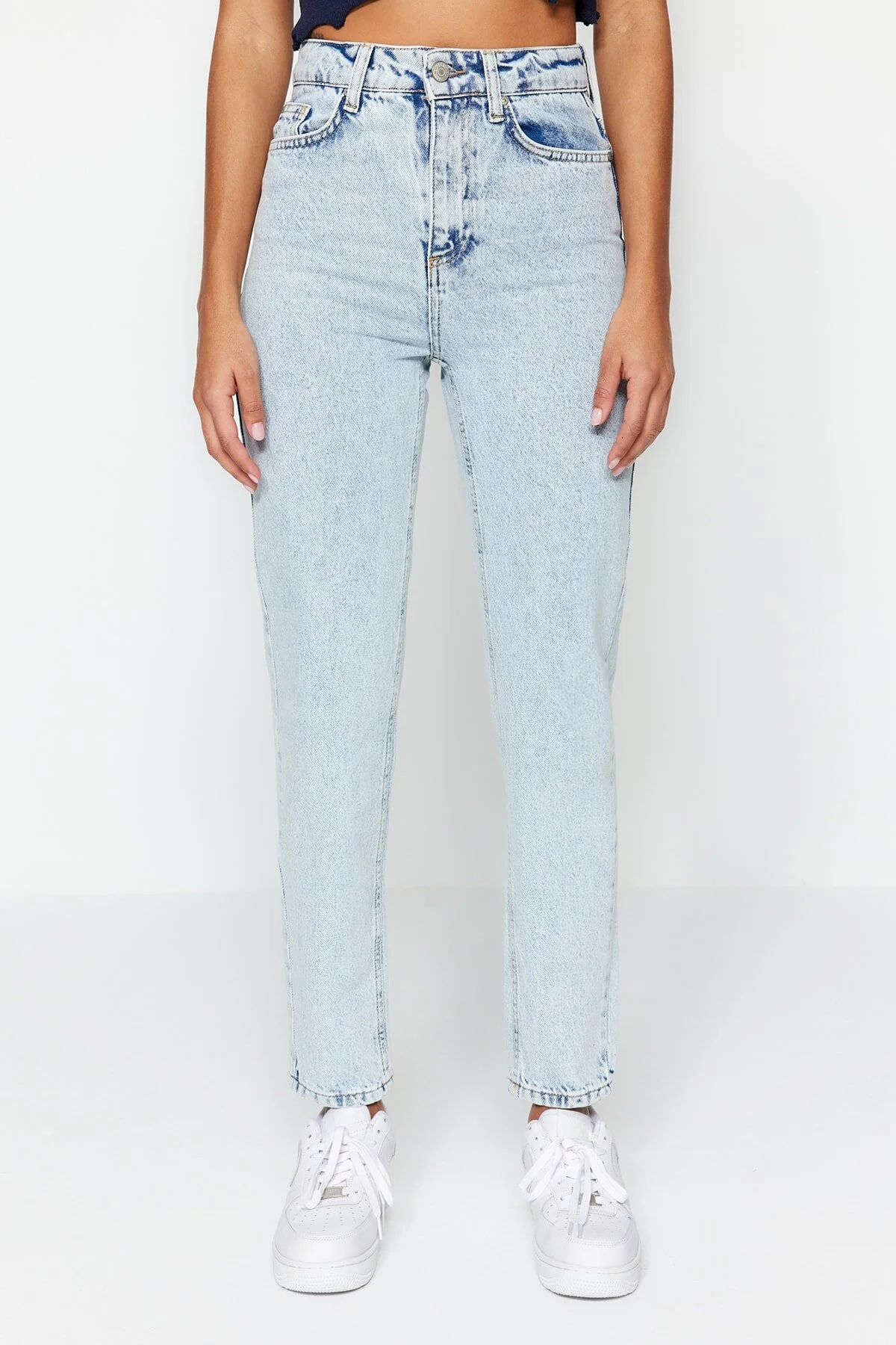 Trendyol Collection  Hellblaue High-Bel-Mom-Jeans TWOSS23JE00085