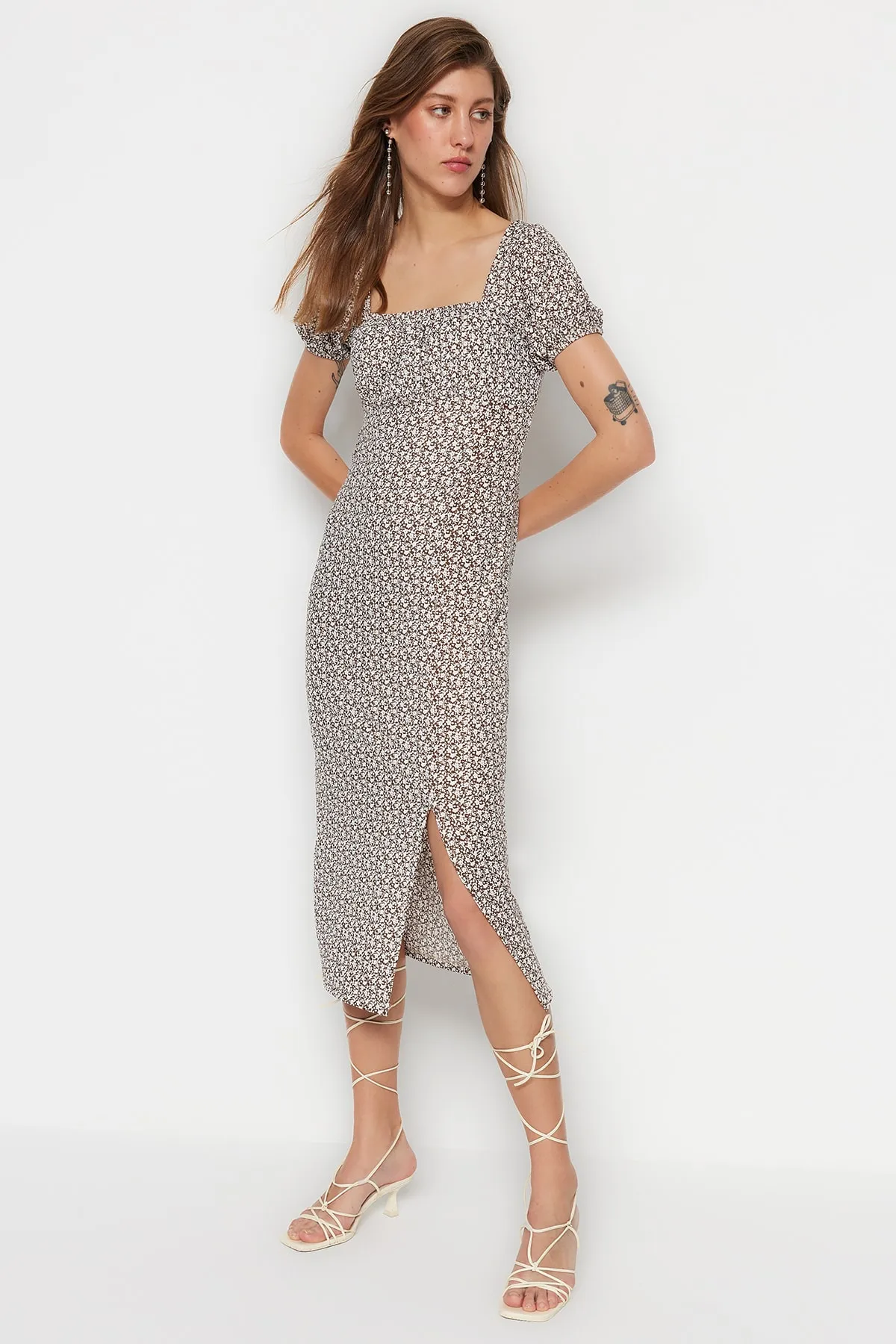 Trendyol Collection  Braunes, bedrucktes Midi-Strickkleid mit Schlitz und detailliertem, eckigem Ausschnitt TWOSS23EL00713
