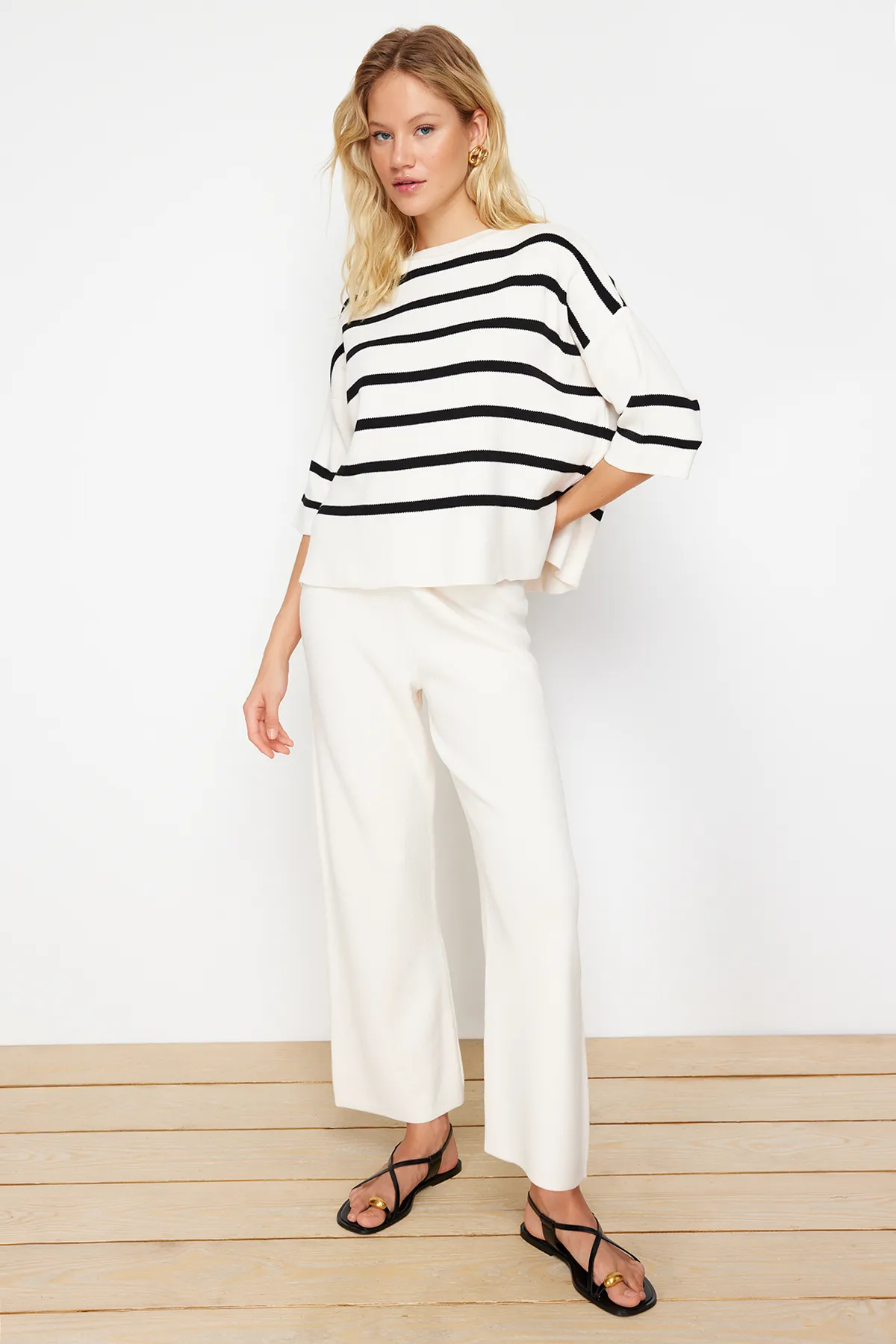 Trendyol Collection  Ecru gestreiftes Strickoberteil und -unterteil im T-Shirt-Look TWOSS24AU00048