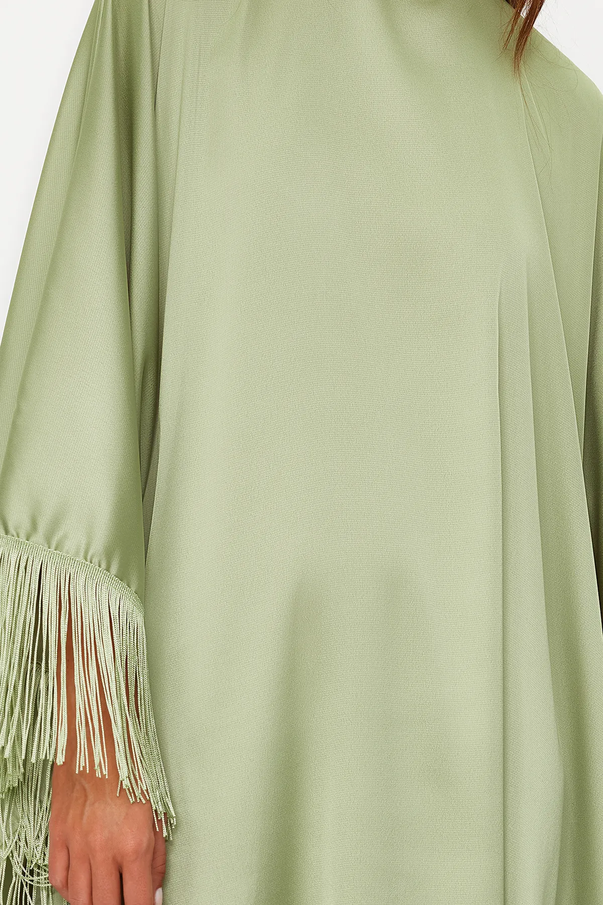 Trendyol Modest  Khakifarbenes Kaftan-Abendkleid aus Satin mit Quasten und Details TCTSS24DB00038
