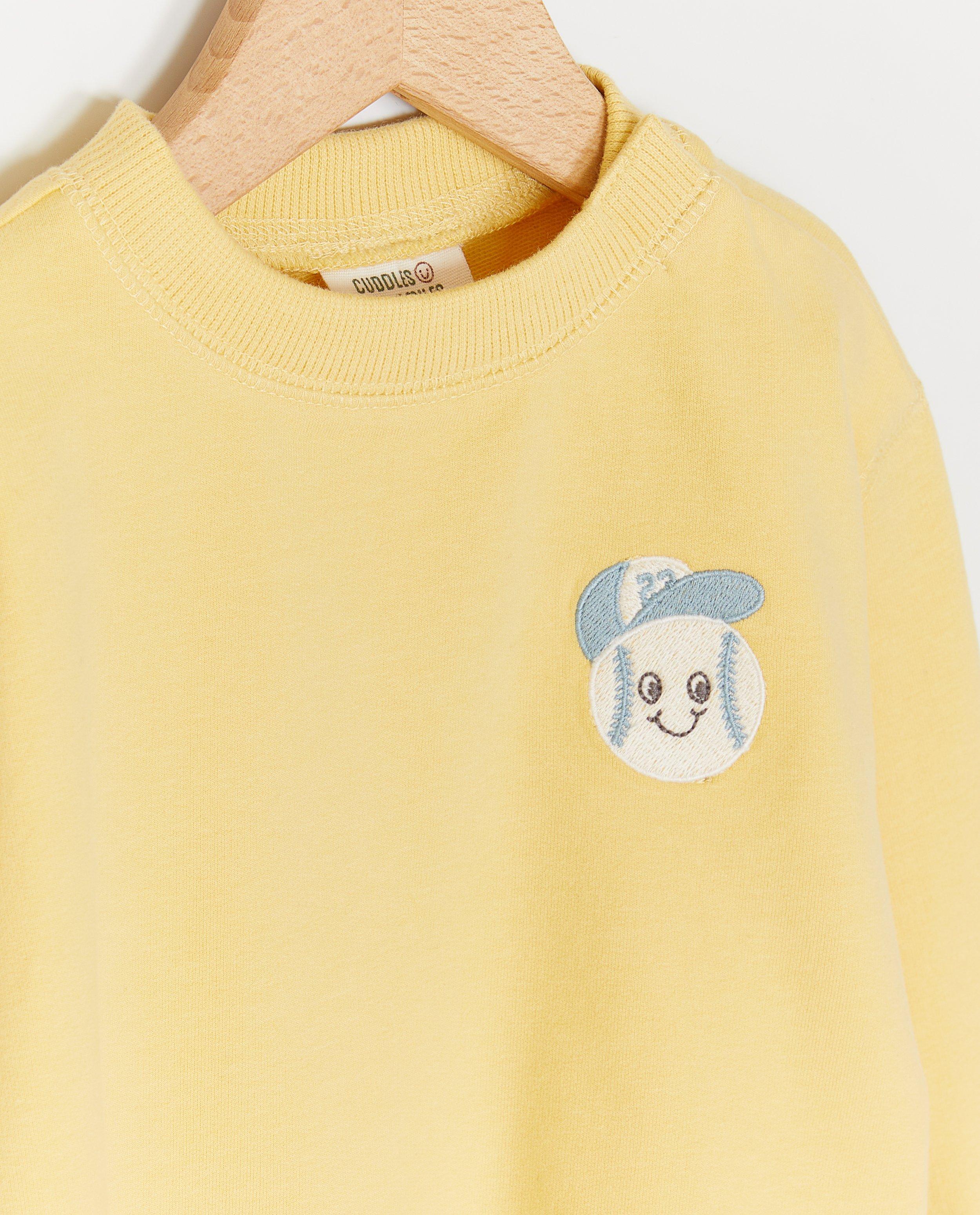 Cuddles and Smiles pulóver hímzett baseball-labdával, unisex világos sárga