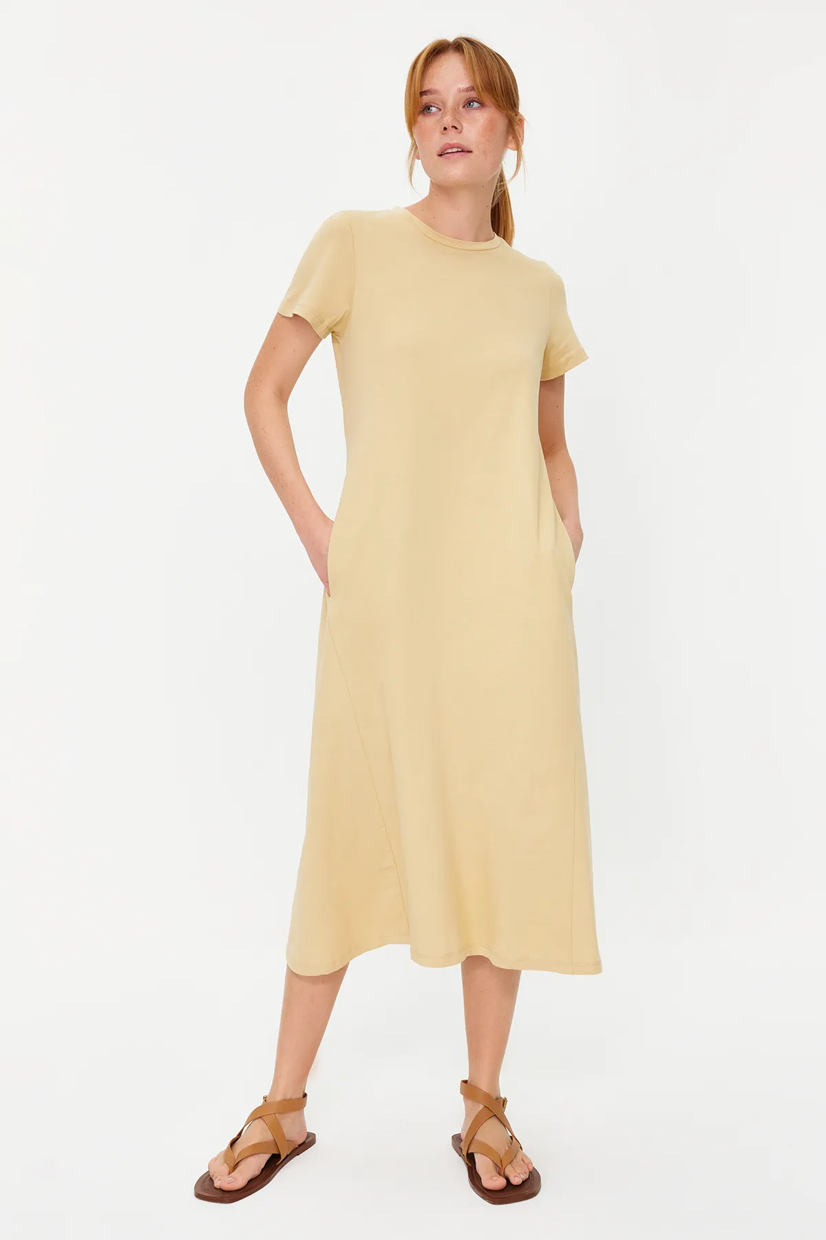 Trendyol Collection  Beiges A-Linien-Midikleid aus Strick mit Rundhalsausschnitt und Taschen TWOSS24EL00169