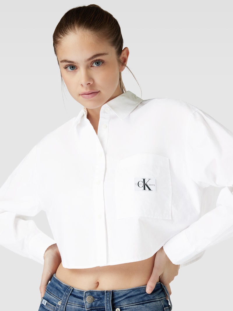Cropped Bluse mit Label-Patch in weiss