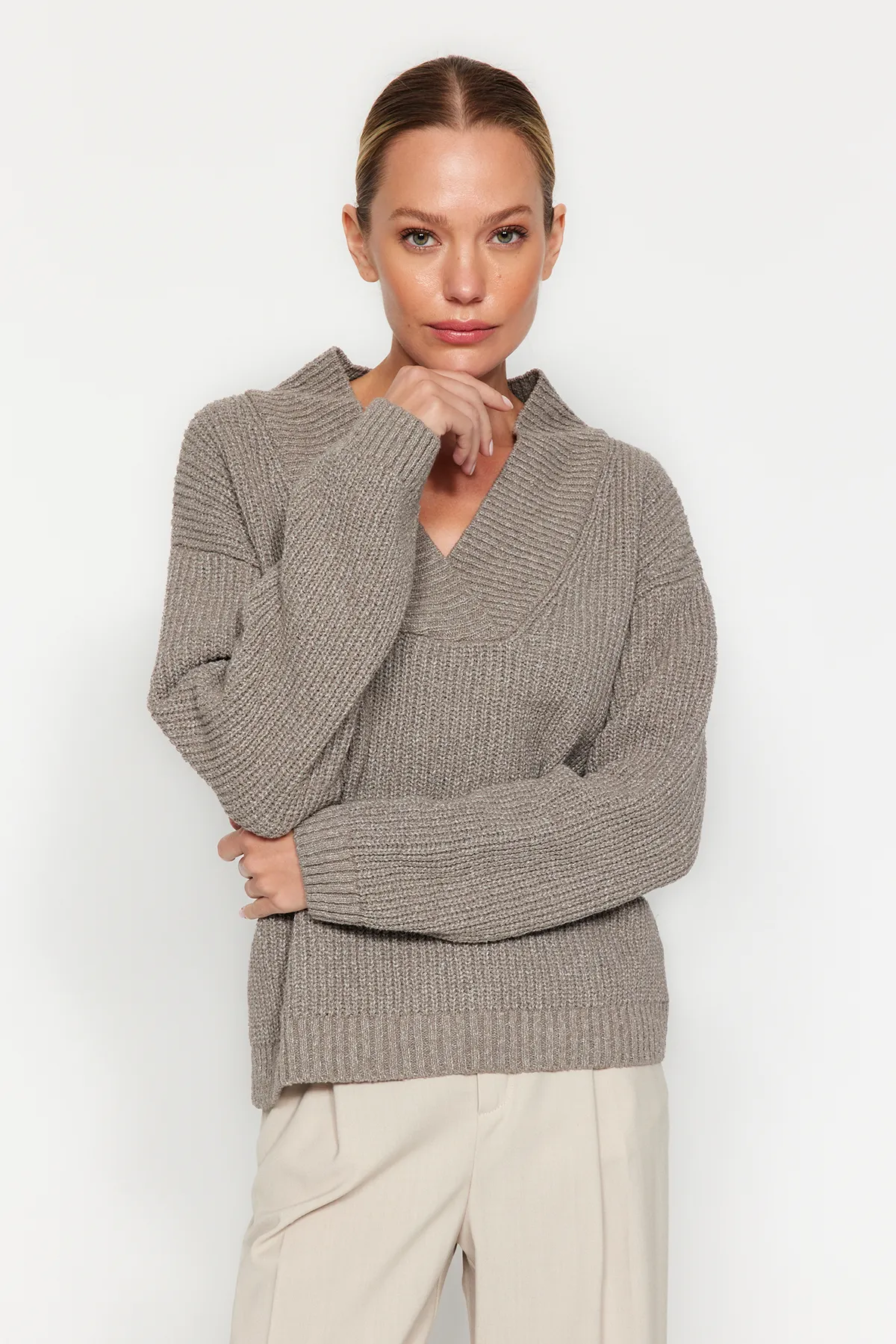 Trendyol Collection  Nerzfarbener, nachhaltiger Strickpullover mit V-Ausschnitt TWOAW24KZ01113