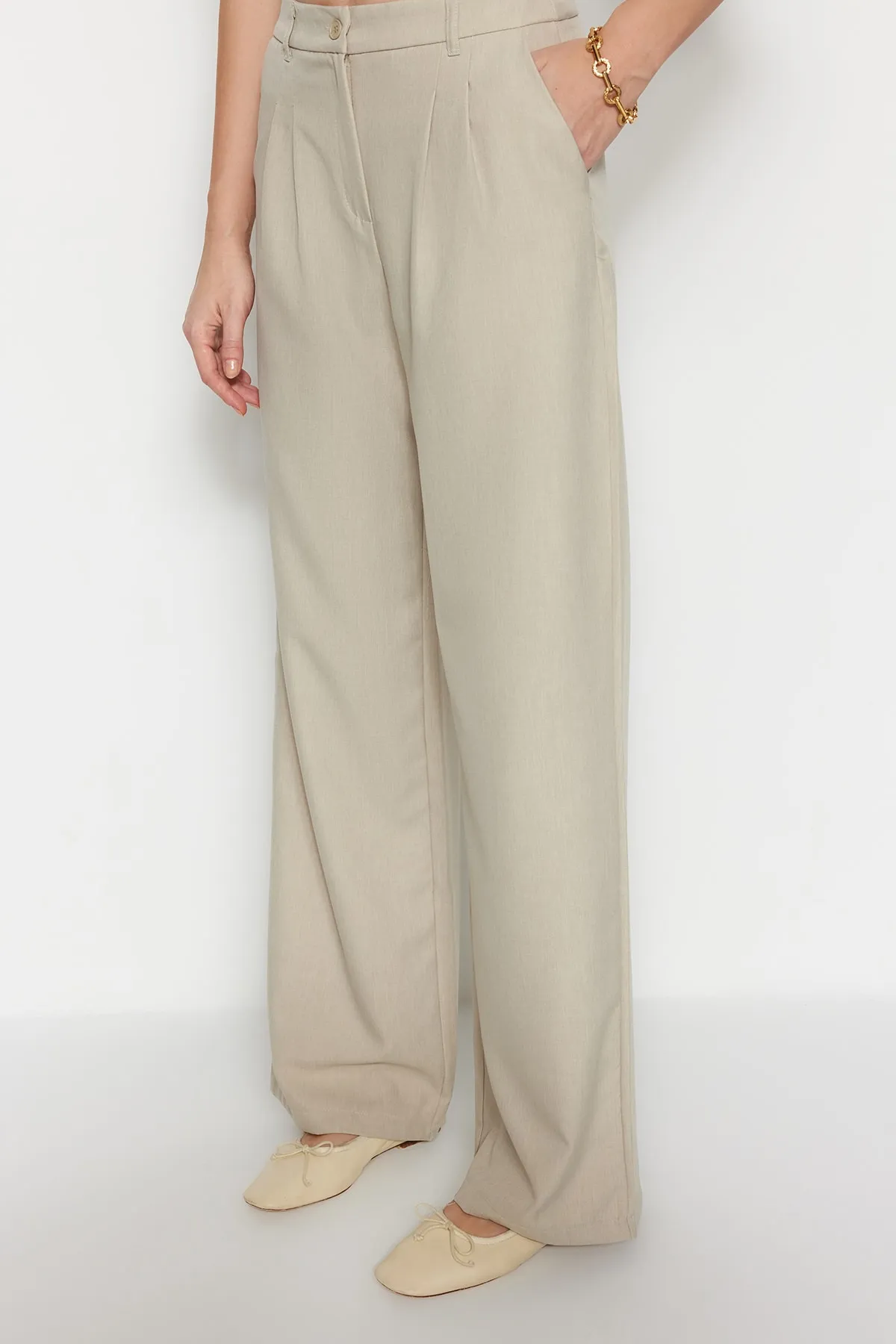 Trendyol Collection  Bundfaltenhose mit weitem Bein in Nerzfarbe - TWOAW22PL0475