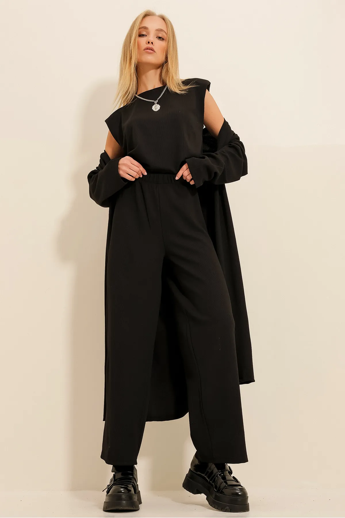 Trend Alaçatı Stili  Schwarzer Damen-Anzug aus Bluse, Hose und Strickjacke mit gepolsterten Schultern und Rundhalsausschnitt, ALC-X4710