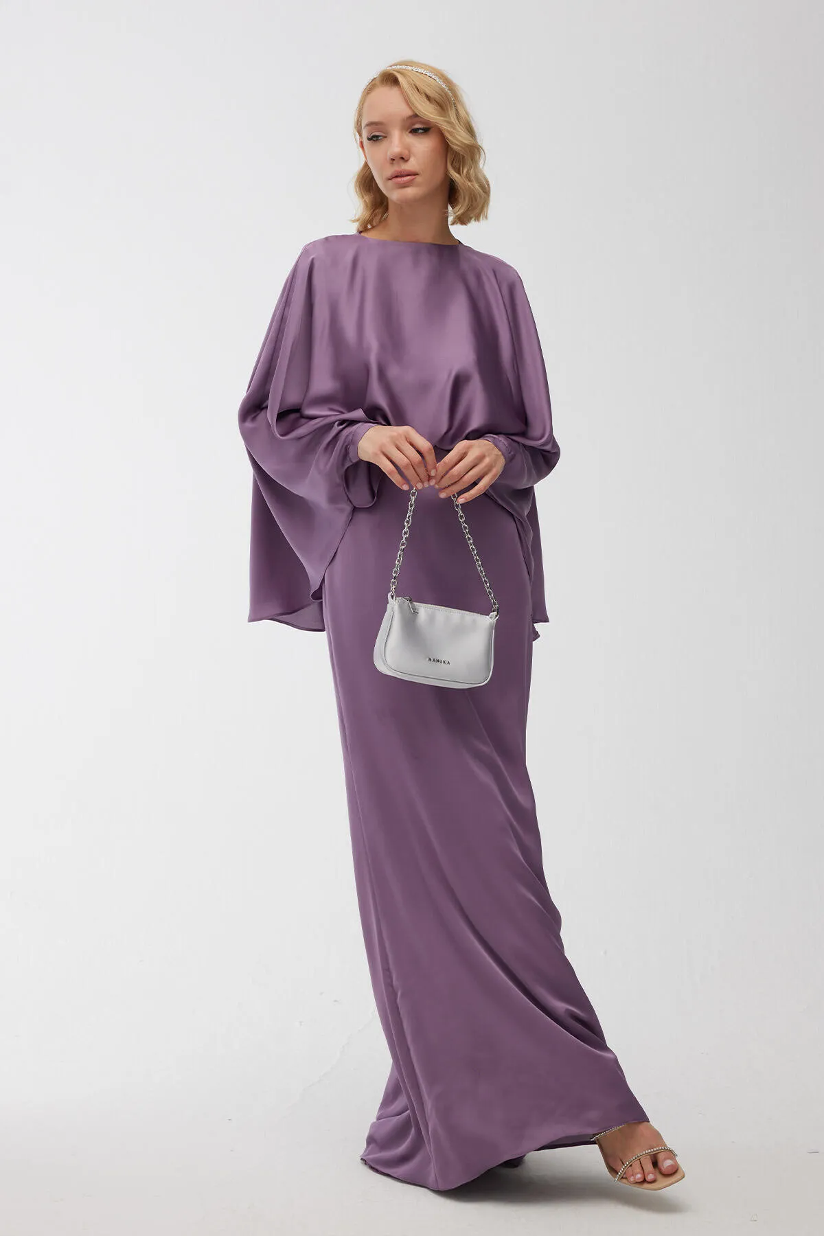 Manuka  Cape-Abendkleid aus Seidensatin in Lavendel