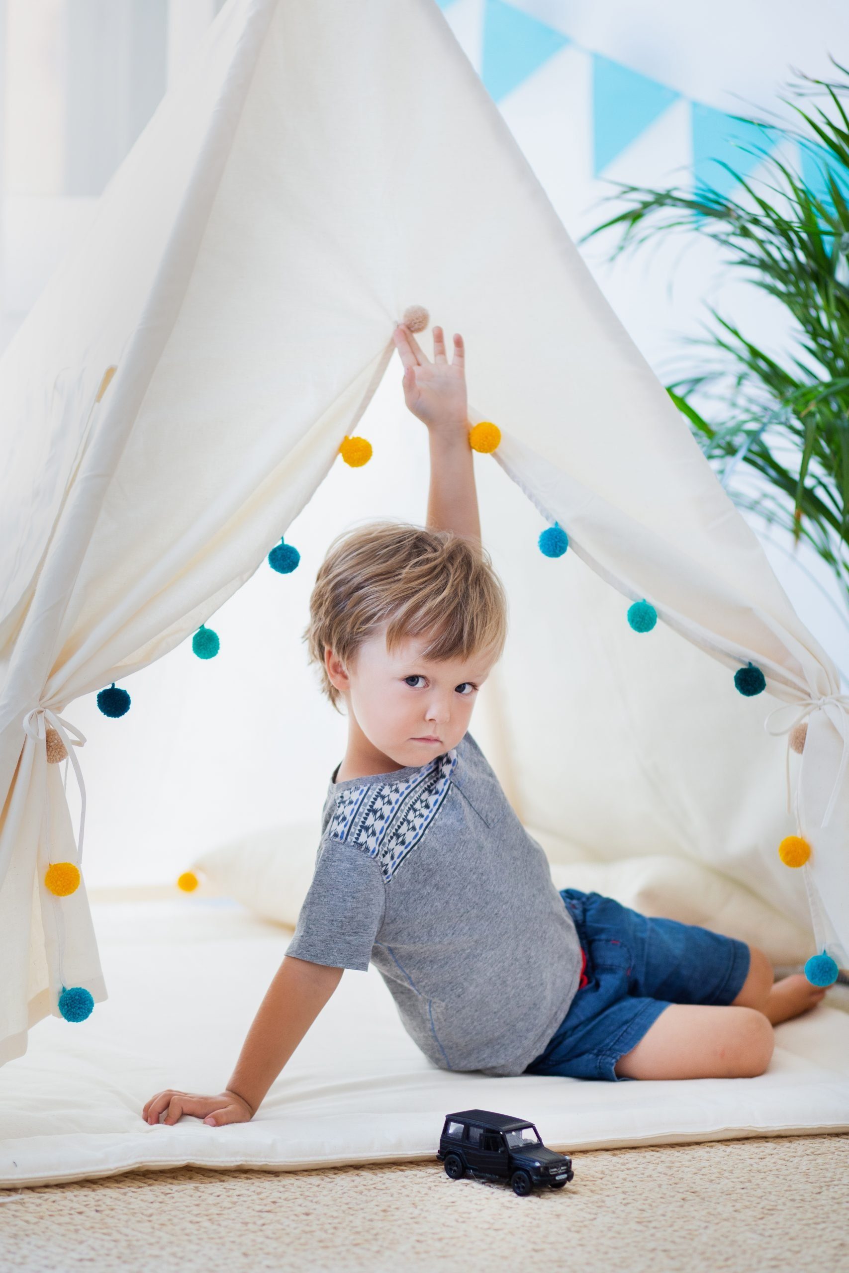 Rainbow Kids Tipi-Zelt Pompons, Personen: 2 (mit Zubehör, 8 tlg., mit 4 Kissen, Matte, Spielzeugkorb und Wimpelkette)