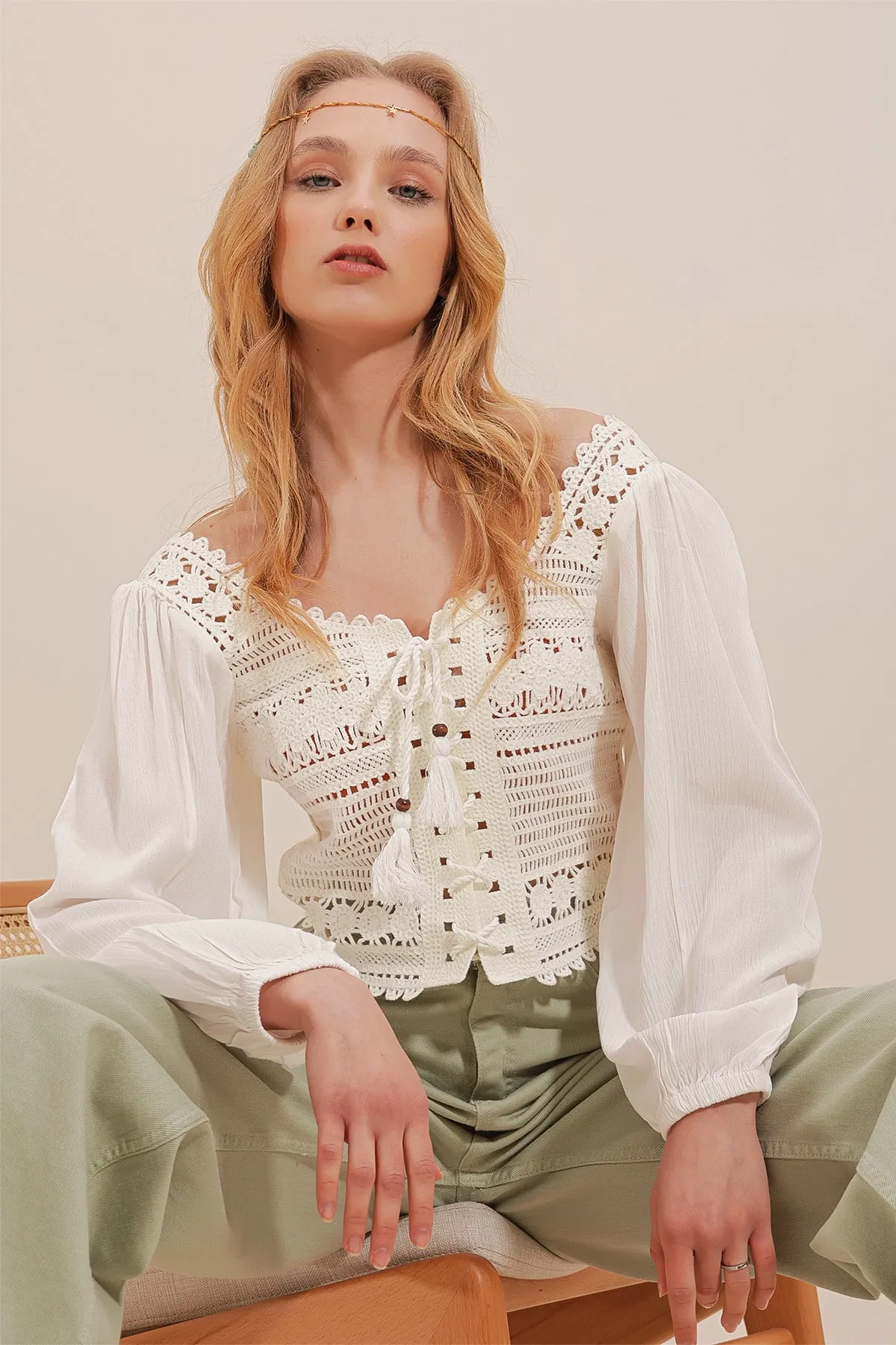 Trend Alaçatı Stili  Gehäkelte, gewebte Crop-Bluse für Damen in Ecru mit quadratischem Ausschnitt und Bindeband vorne ALC-X10028
