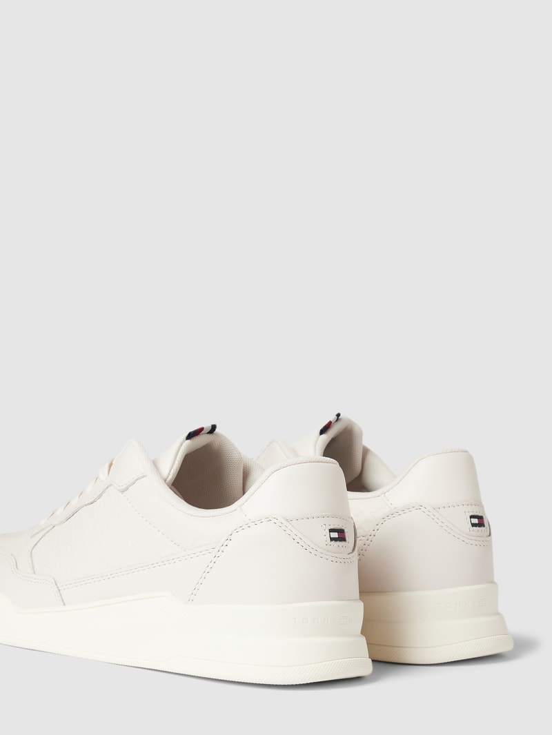 Sneaker aus Leder-Mix mit Label-Detail in weiß