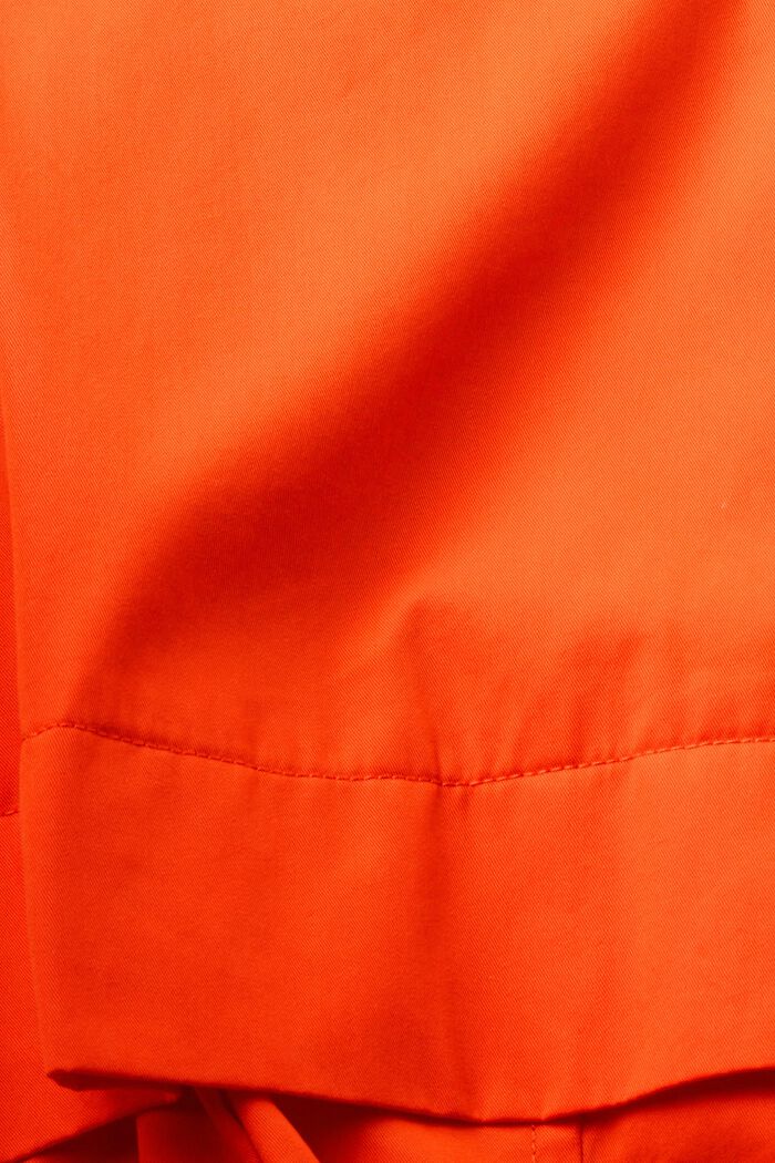 Kurzer Trenchcoat mit Gürtel