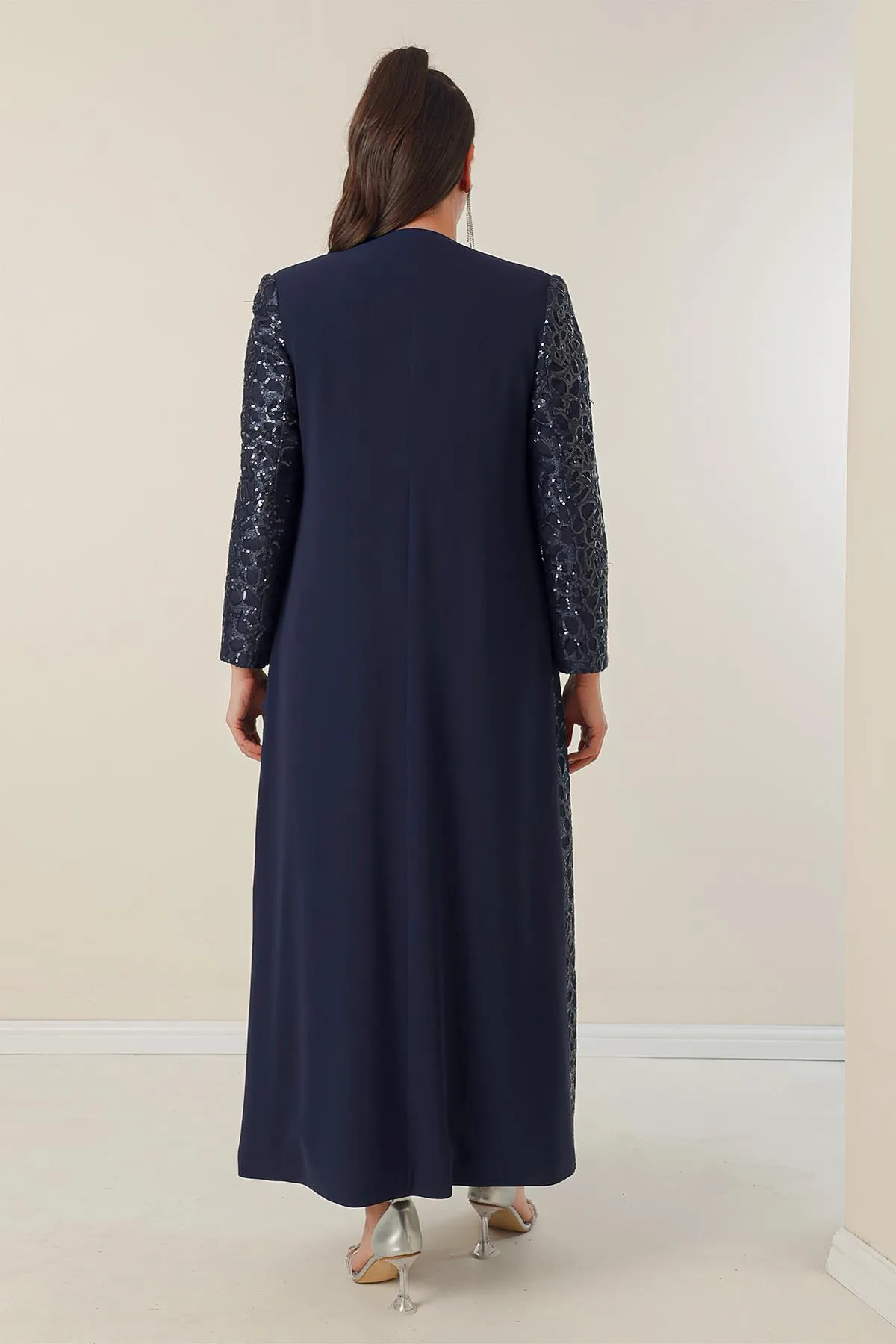 By Saygı  Langes Kreppkleid mit Halbmondärmeln und paillettenbesetztem Kaftan-Futter an den Ärmeln und vorne, 2-teiliges Set in Übergröße
