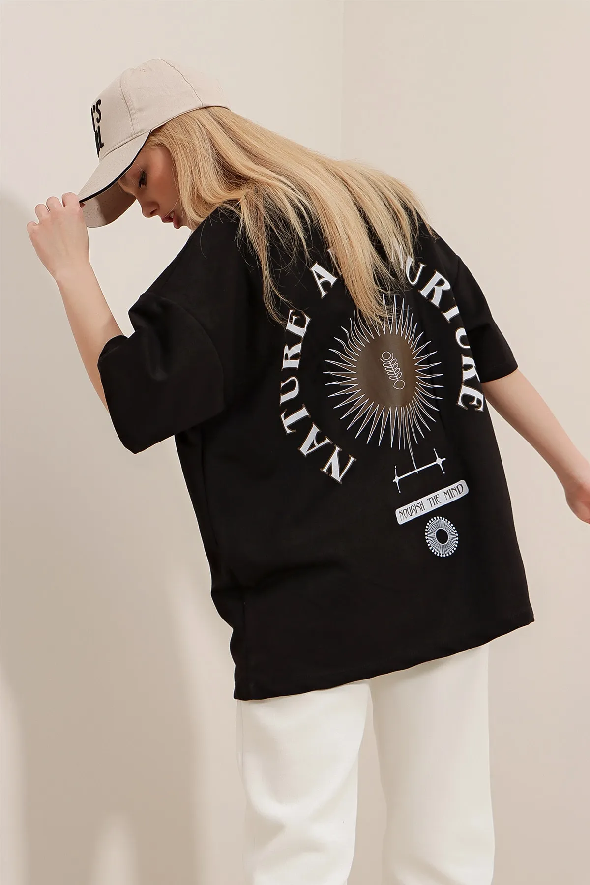 Trend Alaçatı Stili  Schwarzes Unisex-T-Shirt in Übergröße mit Rundhalsausschnitt, bedruckt, ALC-X9577