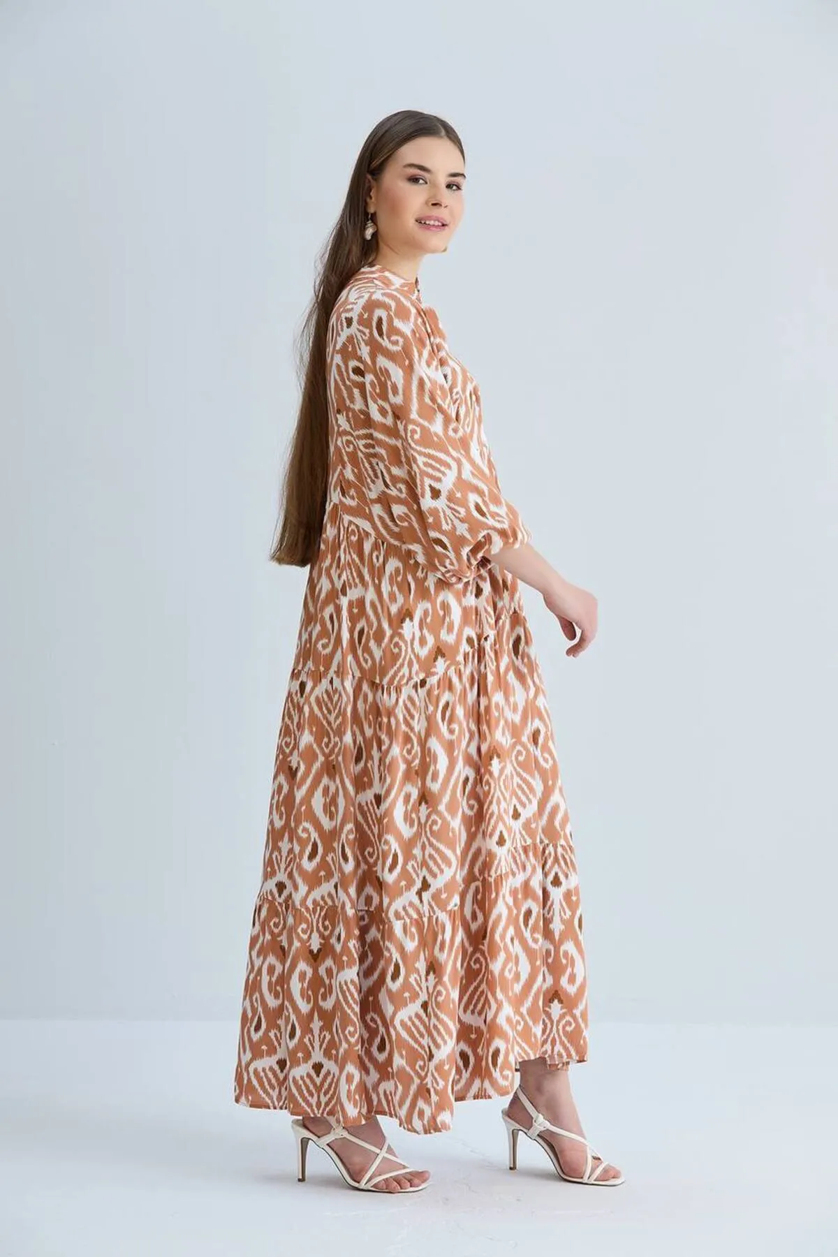 ZF BUTİK  MADDEN-KRAGEN-KNOPFMUSTER-KLEID IN OVERSIZE