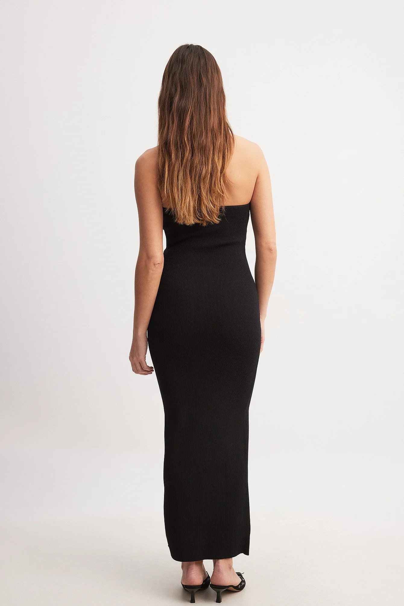 Feingestrickter, hoch geschlitztes Schlauchkleid