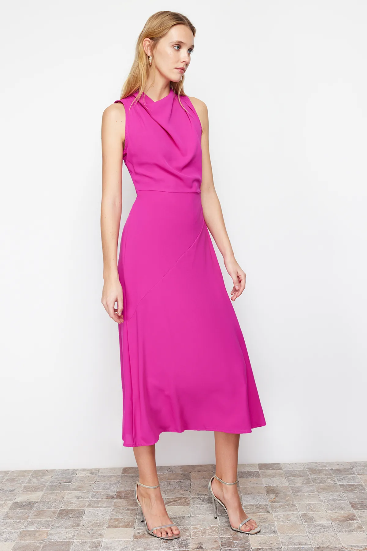 Trendyol Collection  Rosa Volantkragenrock mit Cut-out-Detail, gewebtes Midikleid TWOSS24EL00390